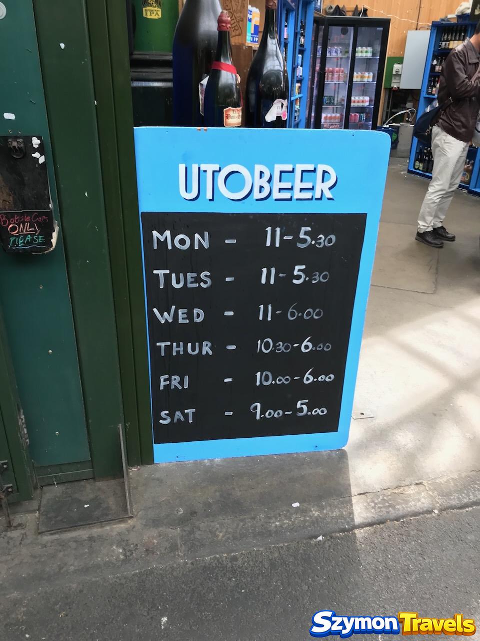 Tablica dawnego stoiska Utobeer z godzinami otwarcia na Borough Market w 2018 roku