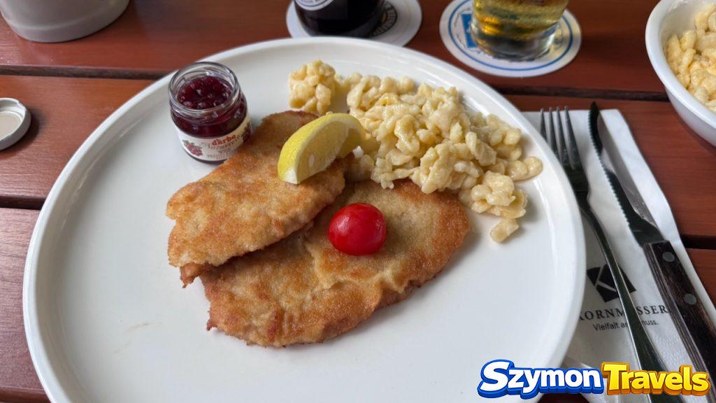 Sznycel ze spätzle i żurawiną w Gasthaus Kornmesser w Bregencji