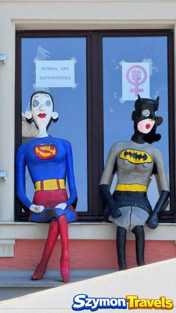 Figurki superbohaterek w oknie w centrum Bregencji