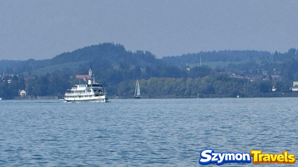 Statek pasażerski i żaglówka na Jeziorze Bodeńskim widziane z Bregencji