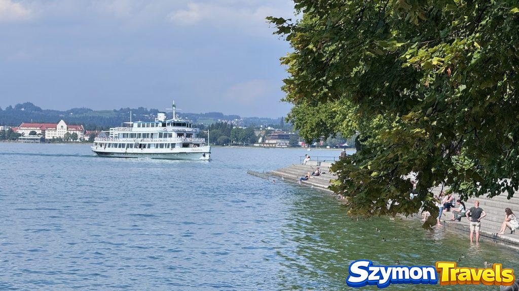 Statek pasażerski na Jeziorze Bodeńskim przy promenadzie w Bregencji