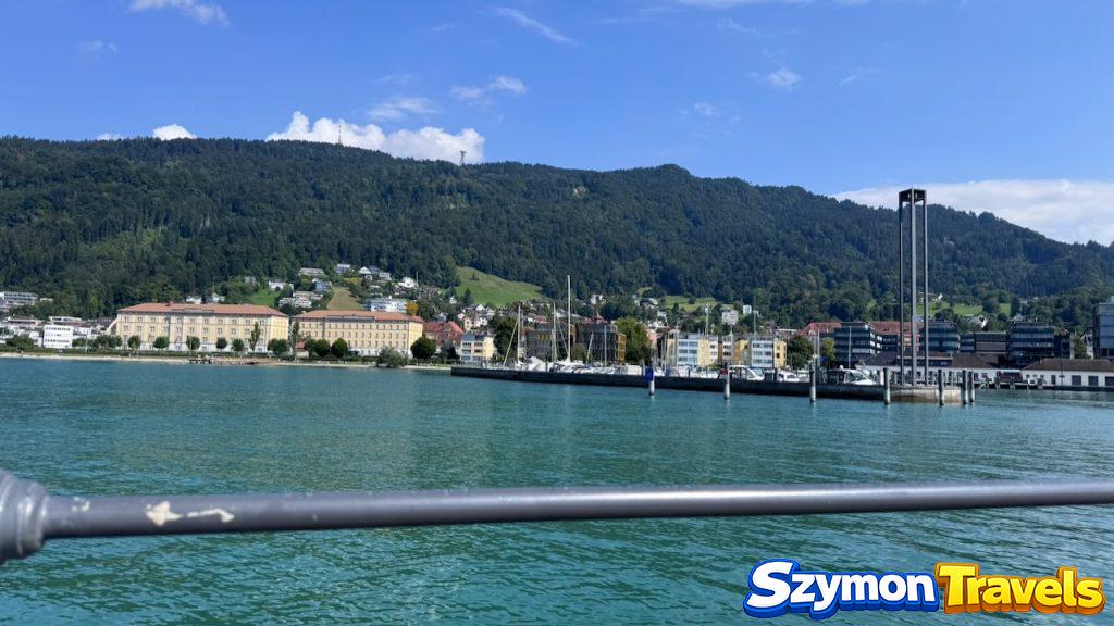 Bregenz nad Jeziorem Bodeńskim z widokiem na Pfänder i wieżę portową