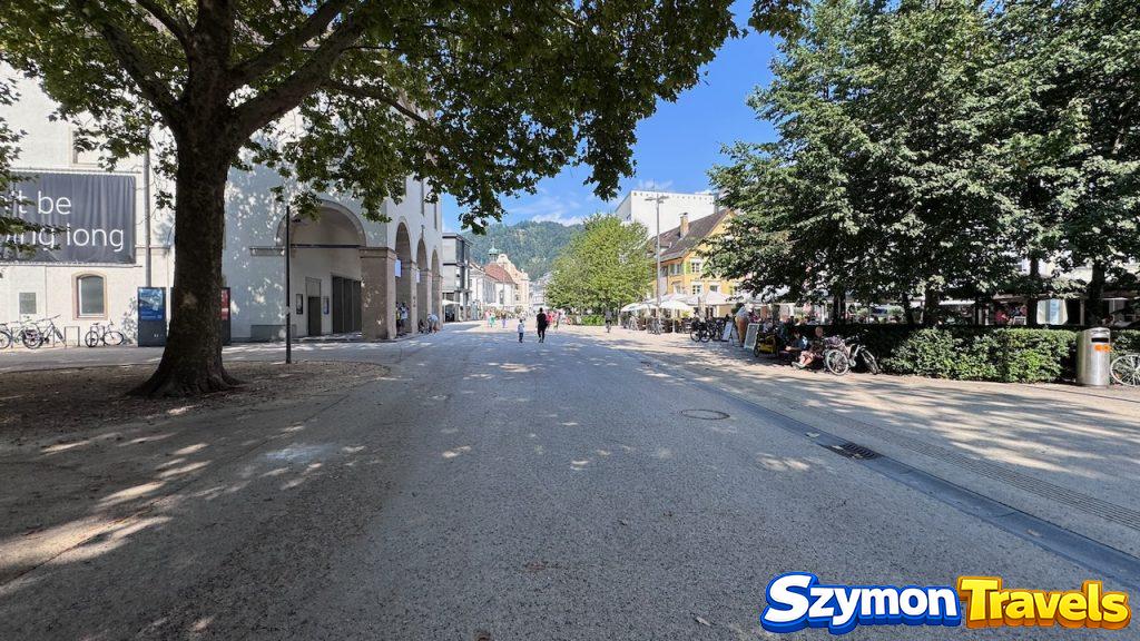 Kornmarktstraße w centrum Bregencji z drzewami i restauracjami