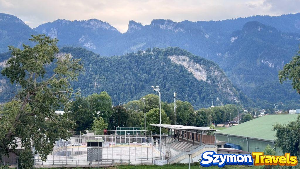 Widok z Bregencji na Pfänder i stadion przy brzegu Jeziora Bodeńskiego