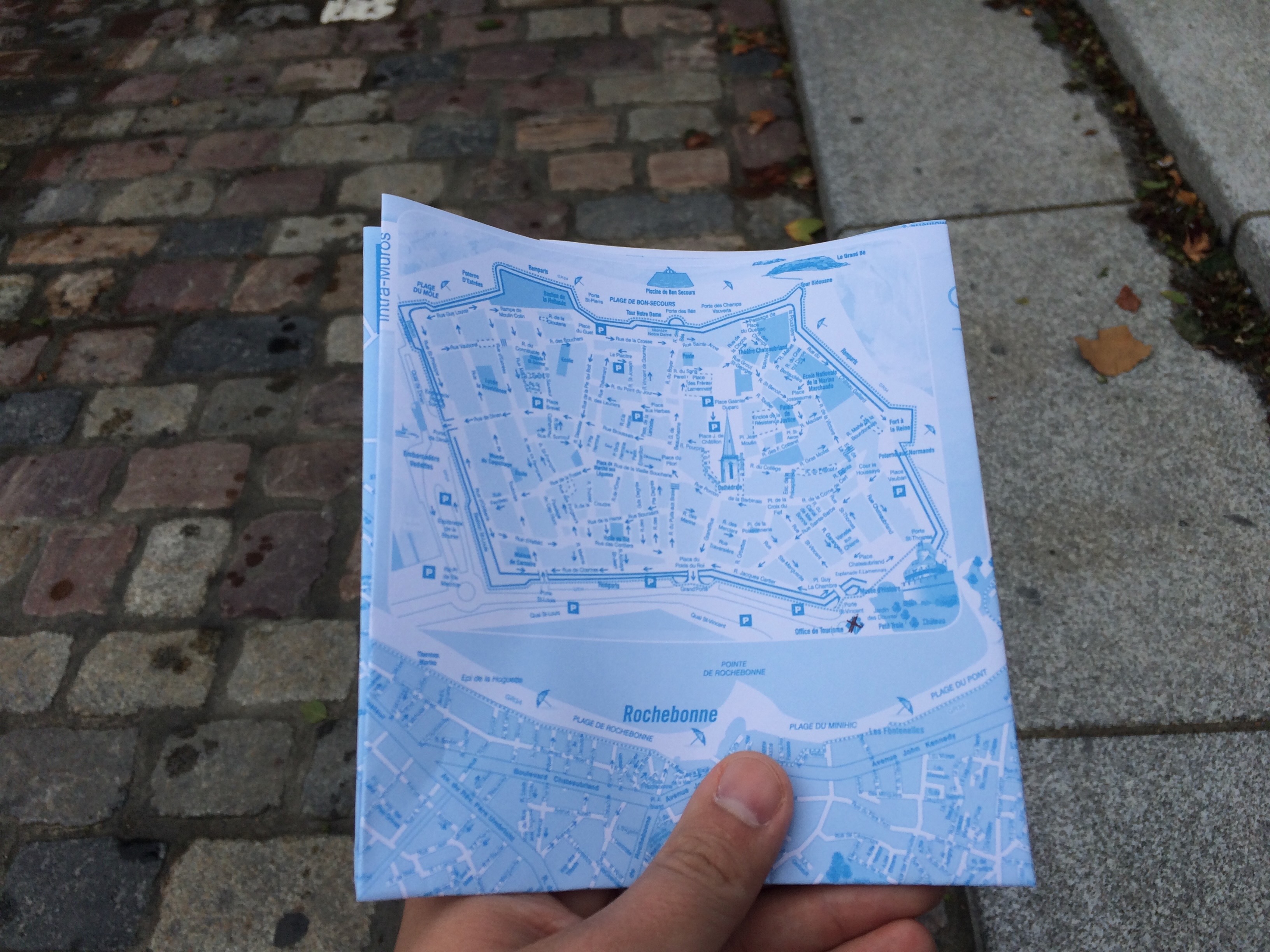 Plan Intra-Muros trzymany podczas zwiedzania Saint-Malo w Bretanii