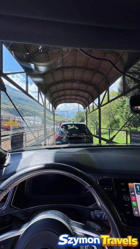 Autoverlad Furka widok z samochodu stojącego na wagonie kolejowym