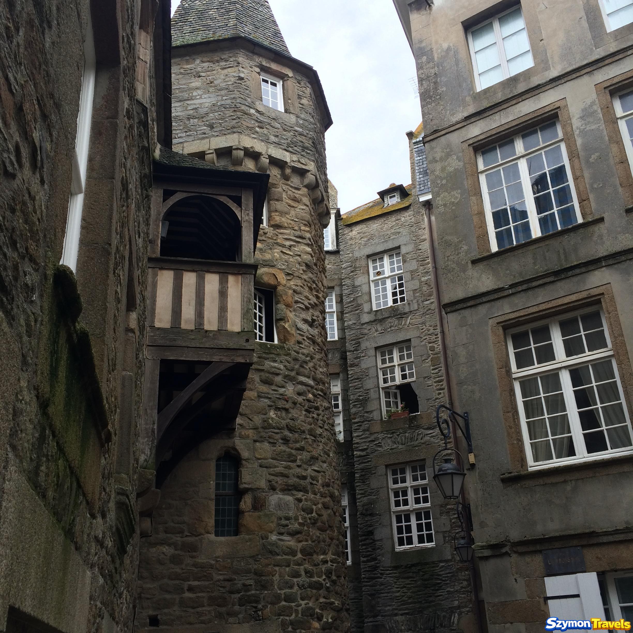 Kamienne zabudowania i wieża w historycznym Intra-Muros w Saint-Malo