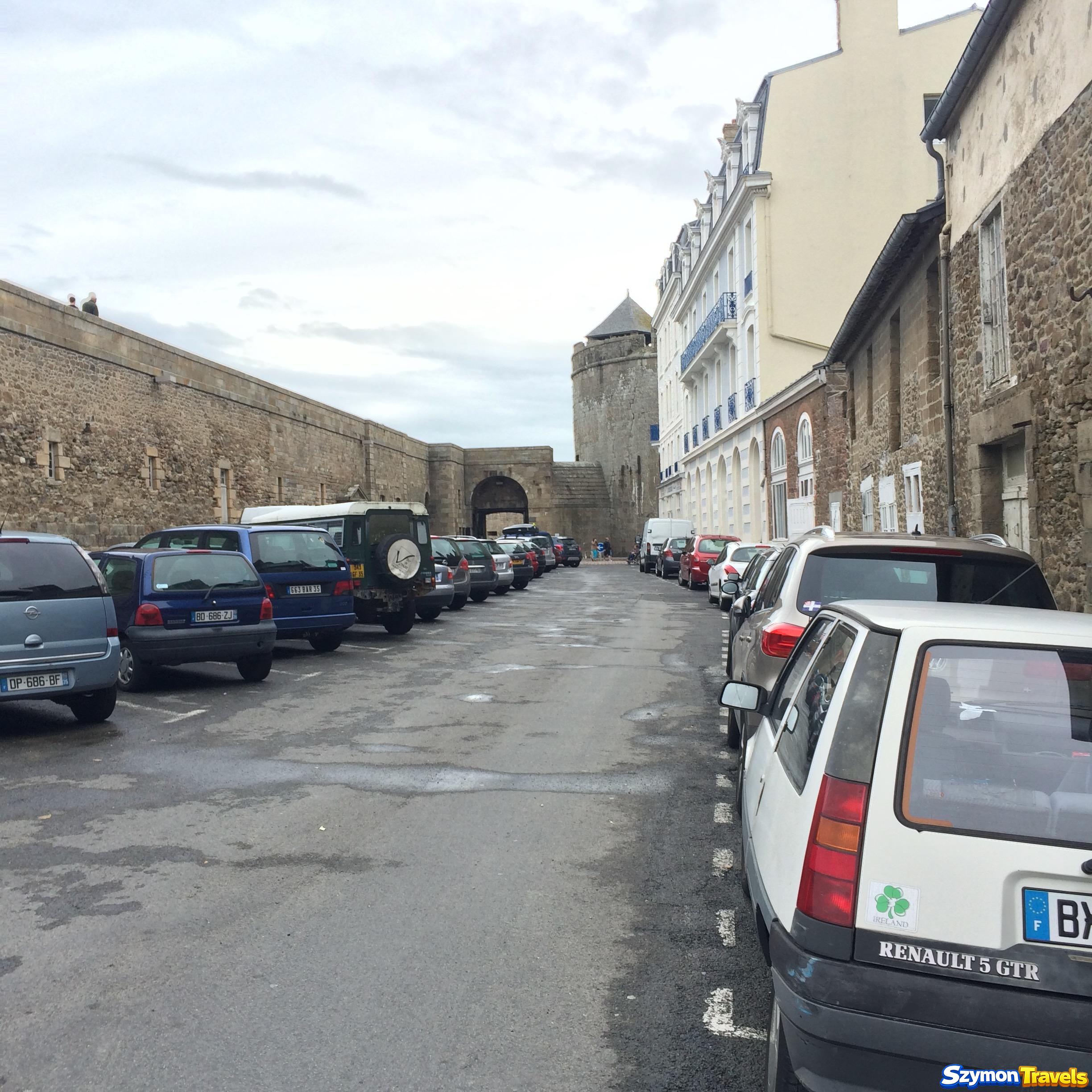 Ulica przy murach i bramie Saint-Malo Intra-Muros w 2015 roku