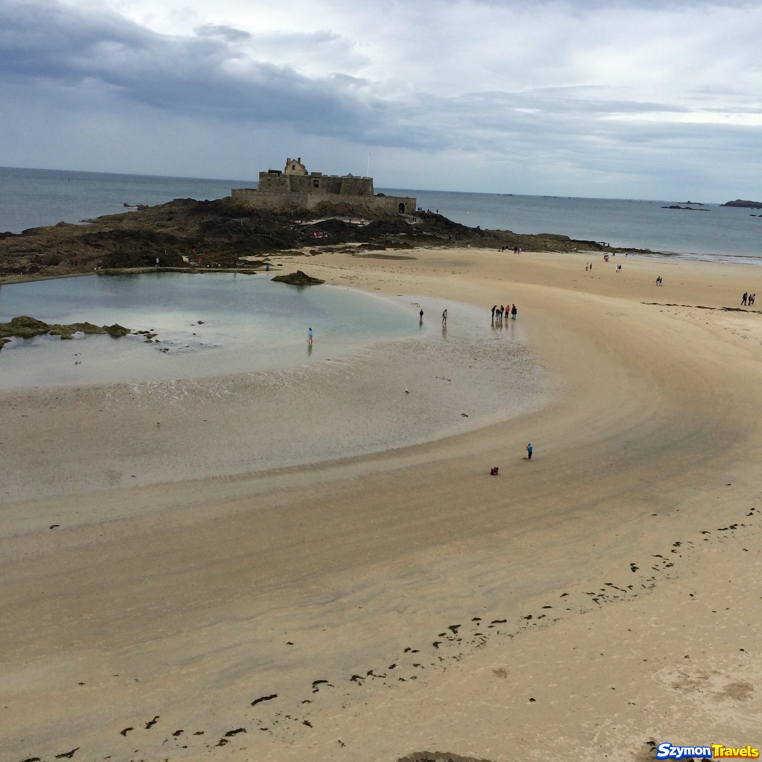 Plaża podczas odpływu i fort na skalistej wysepce widziane z Saint-Malo w Bretanii