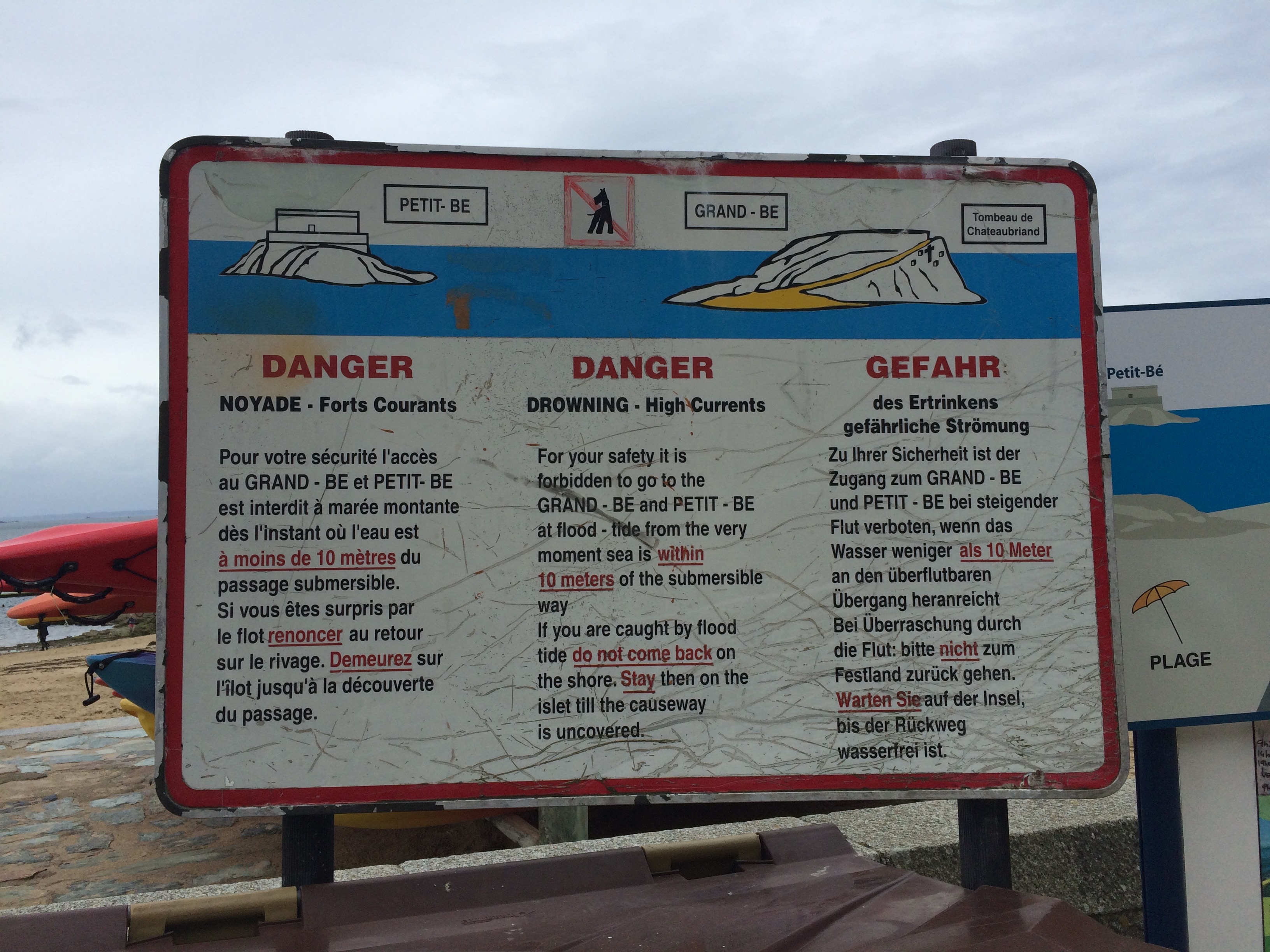 Ostrzeżenie przed przypływem i silnymi prądami przy Grand Bé i Petit Bé w Saint-Malo