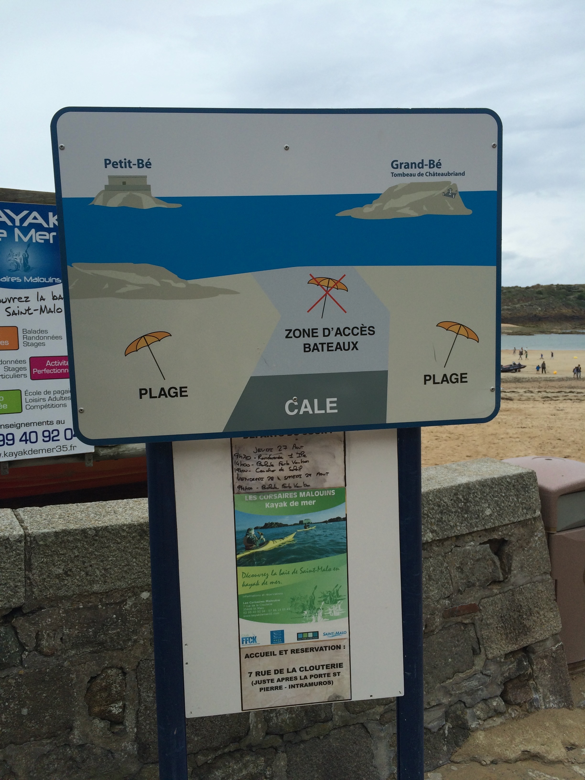 Tablica pokazująca Grand Bé, Petit Bé, plażę i dostęp dla łodzi w Saint-Malo