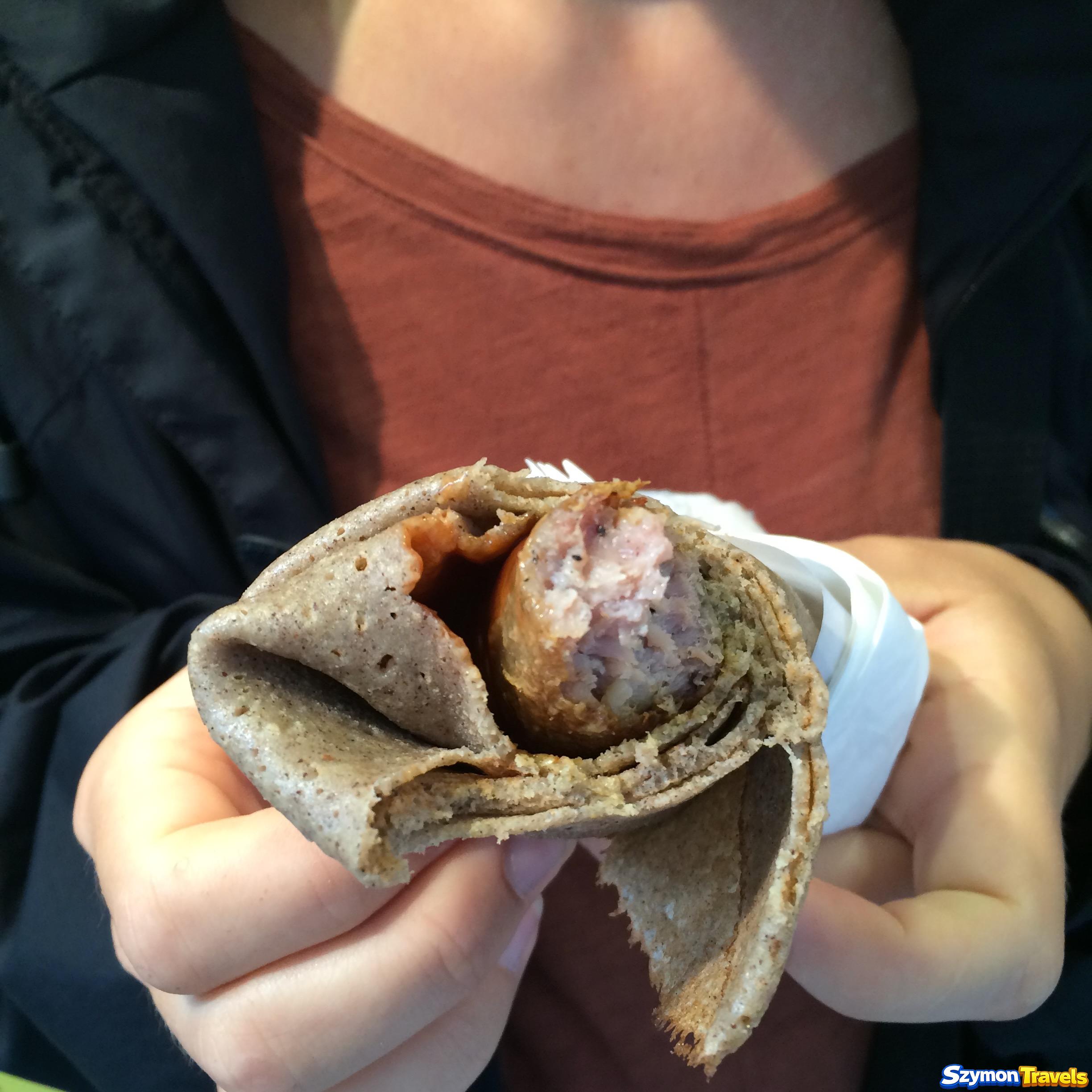 Galette-saucisse czyli kiełbaska zawinięta w gryczaną galette w Bretanii
