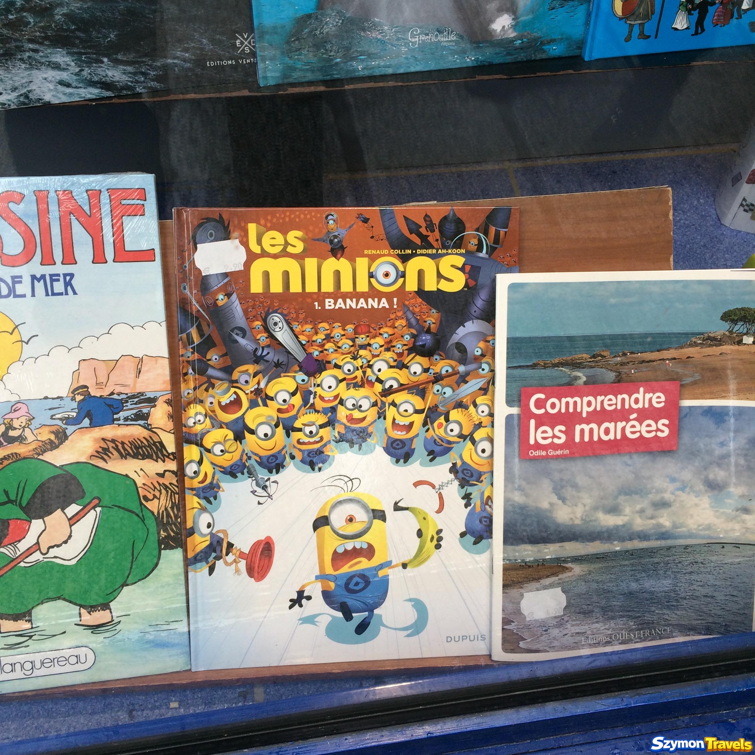 Książka Comprendre les marées w witrynie sklepowej w Saint-Malo