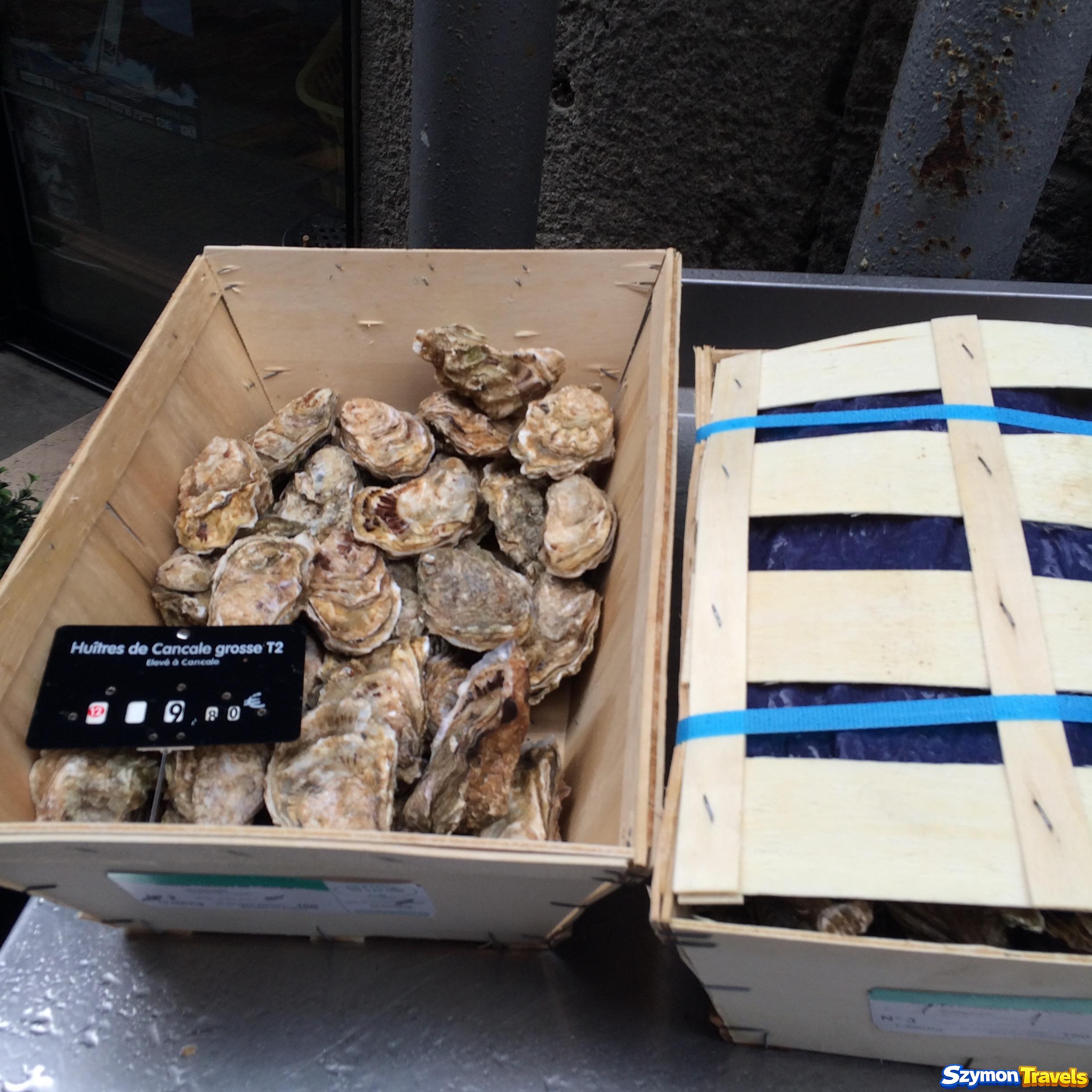 Skrzynka ostryg Huîtres de Cancale grosse T2 wystawiona w Saint-Malo