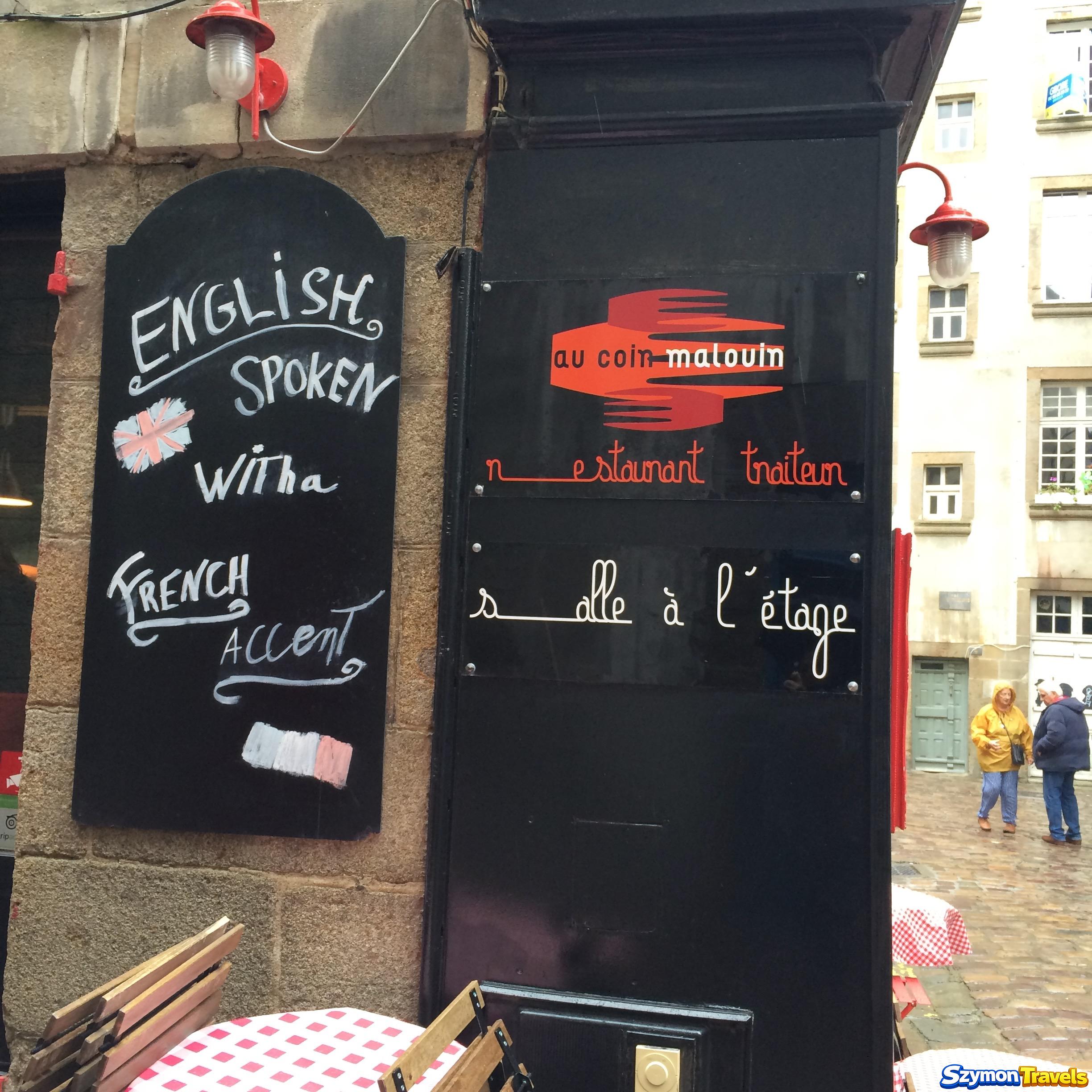 Tablica English spoken with a French accent przy Au Coin Malouin w Saint-Malo