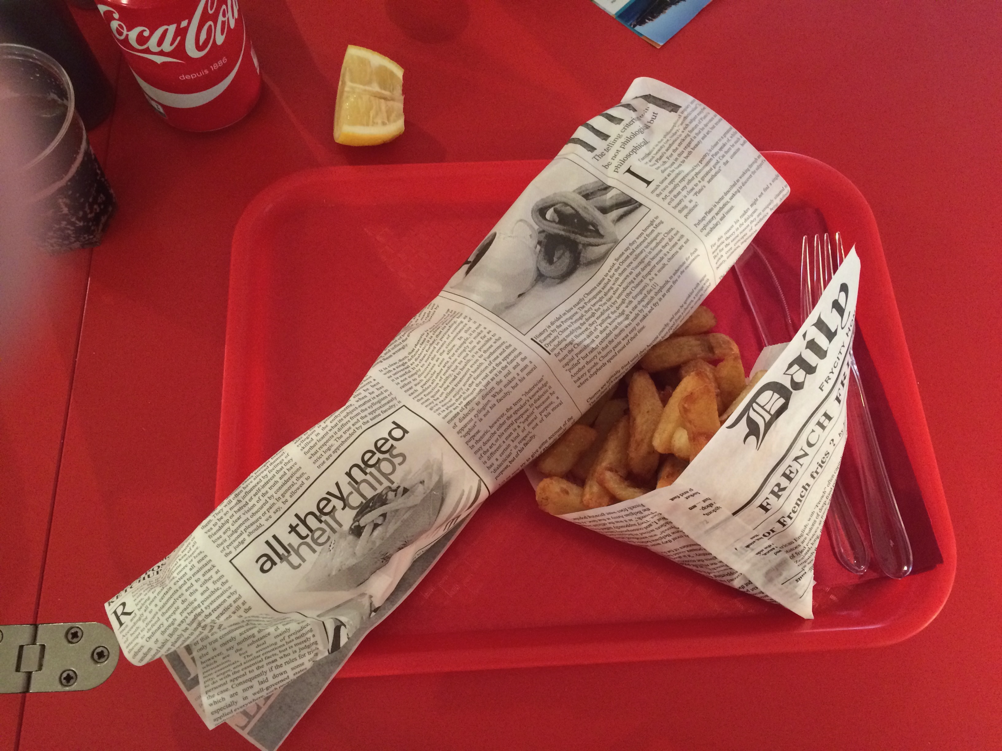 Fish and chips podane na czerwonej tacy w restauracji w Saint-Malo