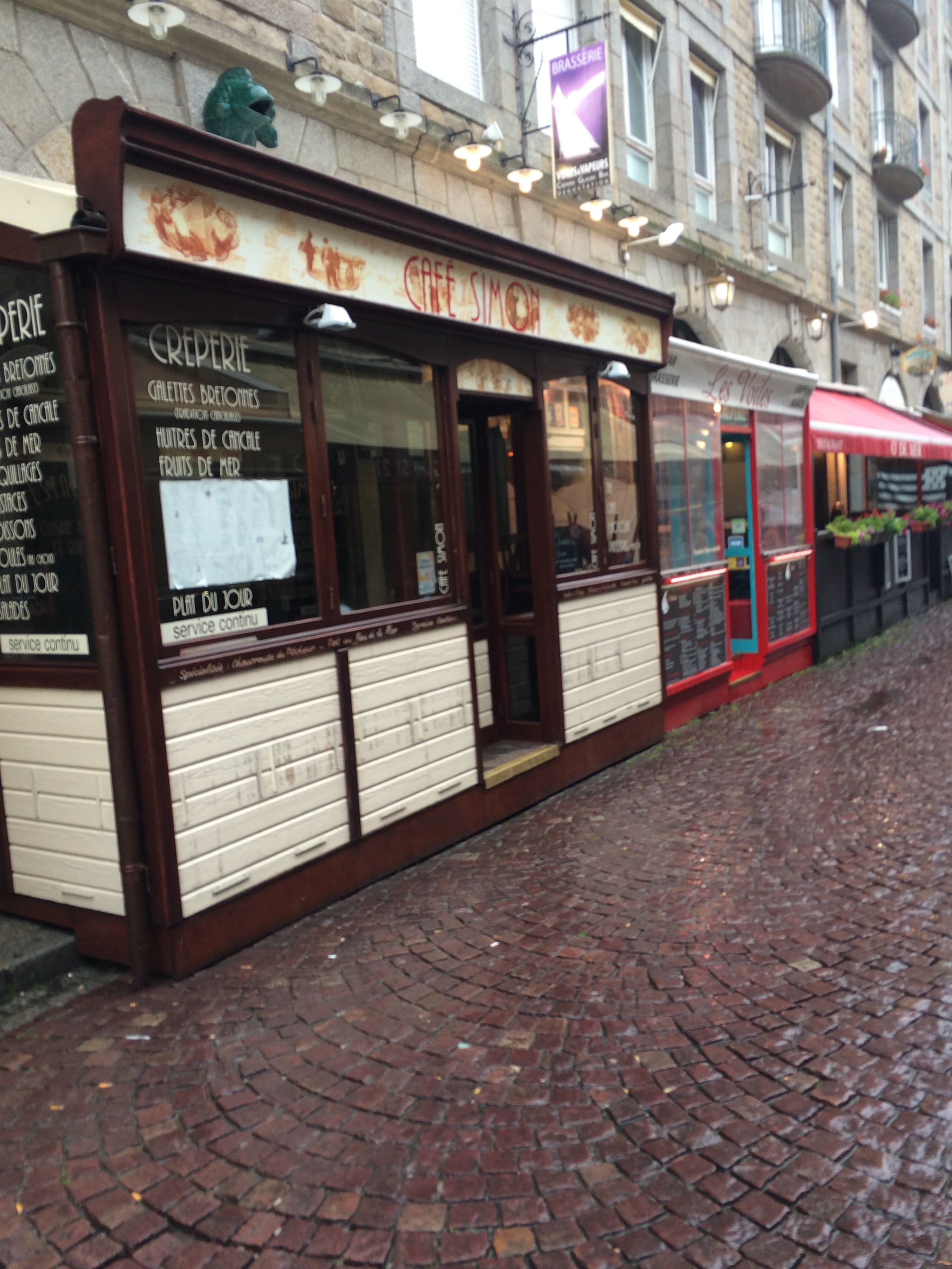 Lokale z napisami crêperie i fruits de mer w Saint-Malo Intra-Muros