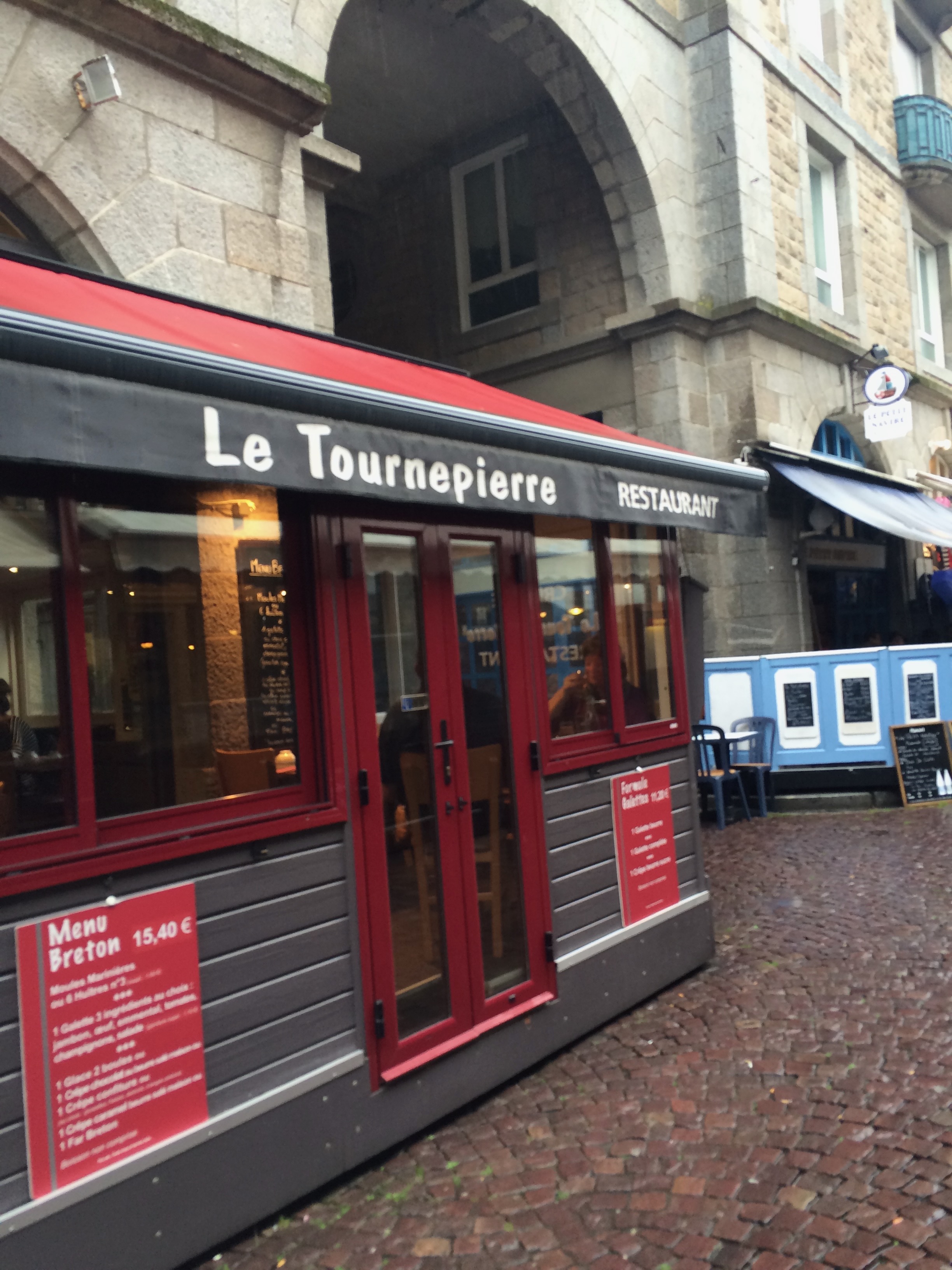 Restauracja Le Tournepierre przy kamiennej uliczce w Saint-Malo