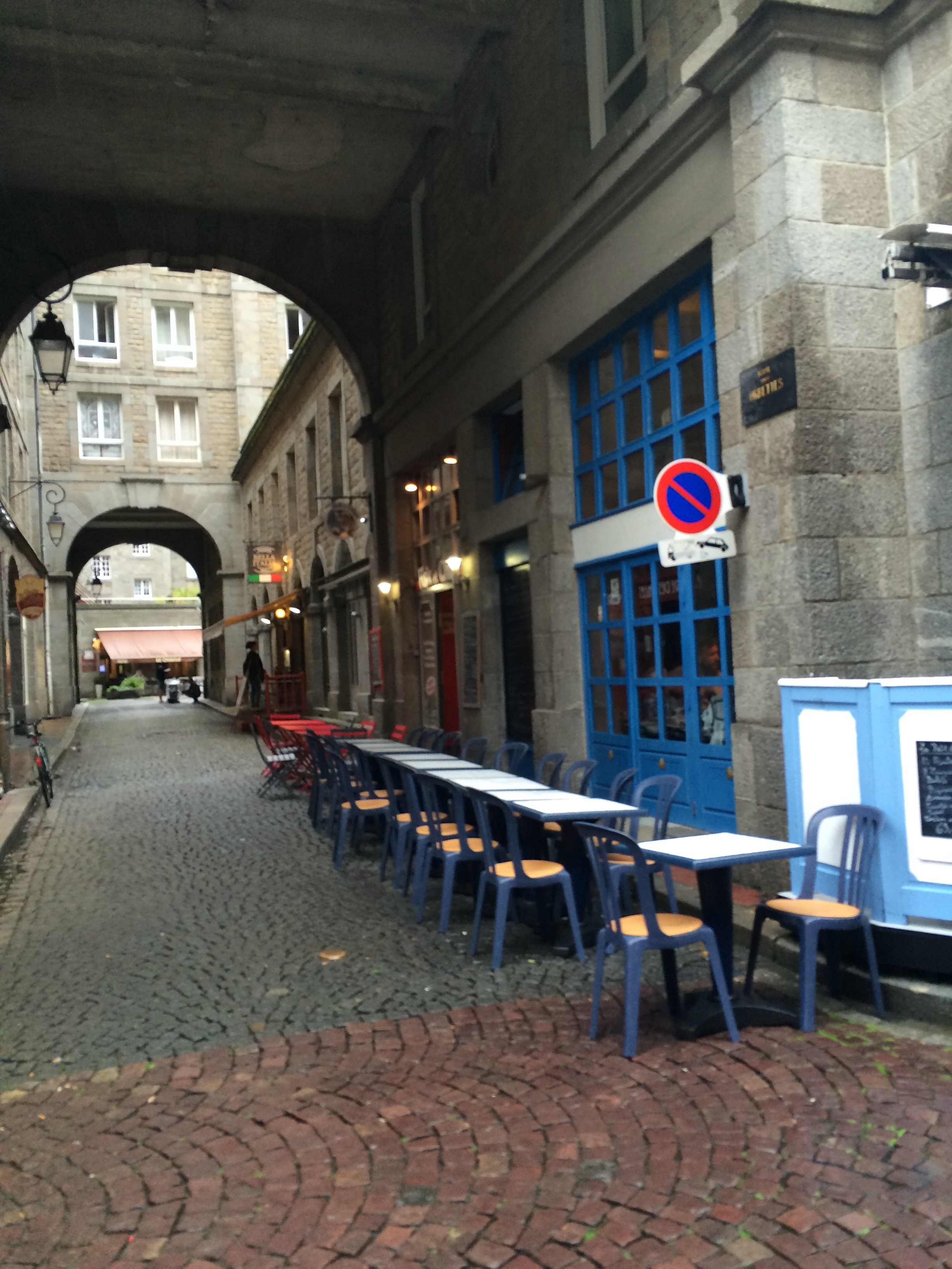 Kamienne przejście i restauracyjne stoliki w Intra-Muros w Saint-Malo