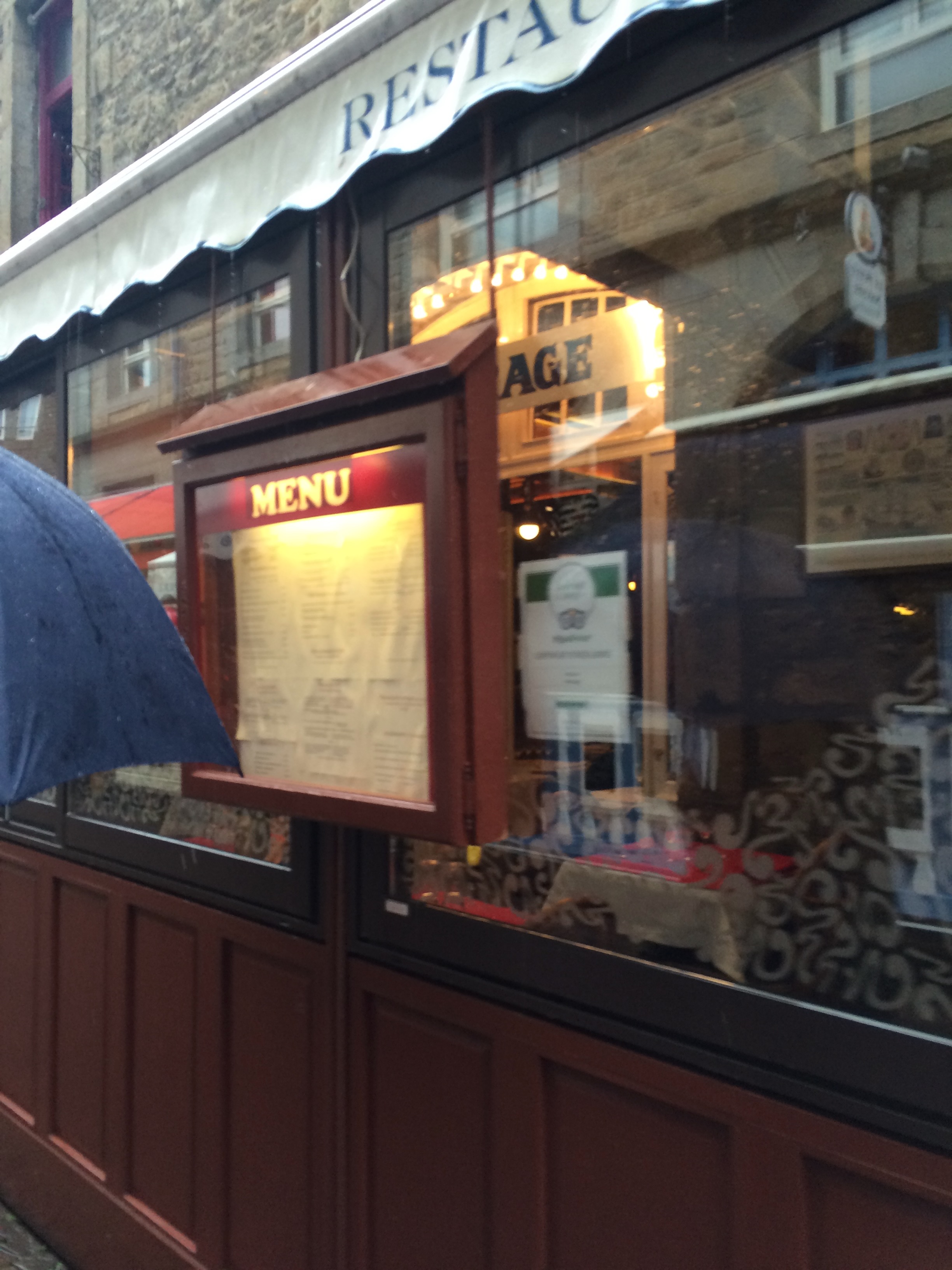 Menu restauracji wystawione przed lokalem w Saint-Malo Intra-Muros