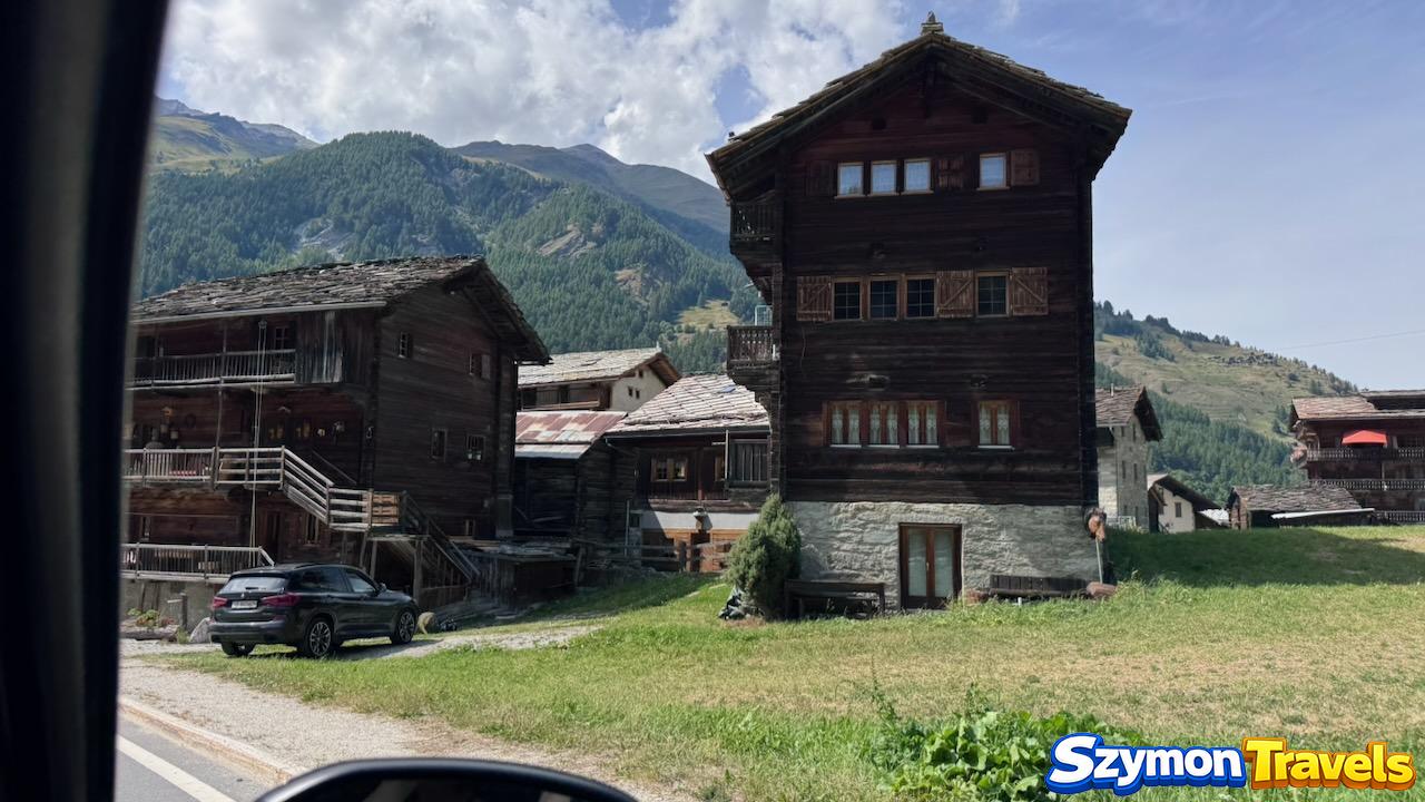 Tradycyjne drewniane domy w Les Haudères w kantonie Valais