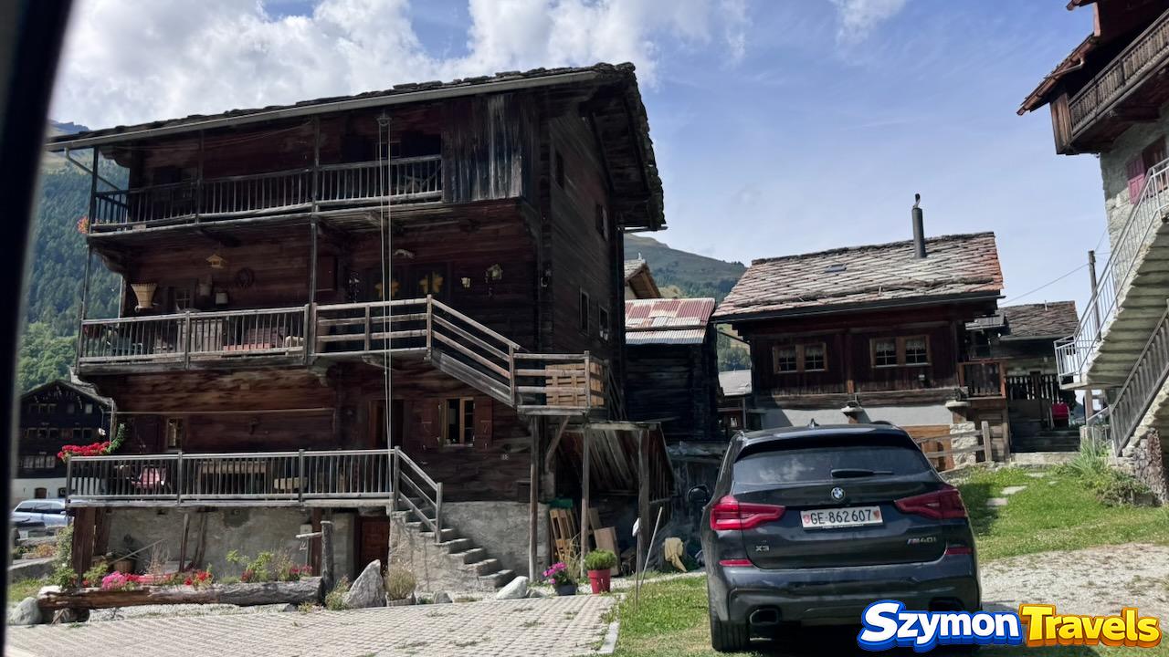 Stara zabudowa Les Haudères widziana od strony drogi