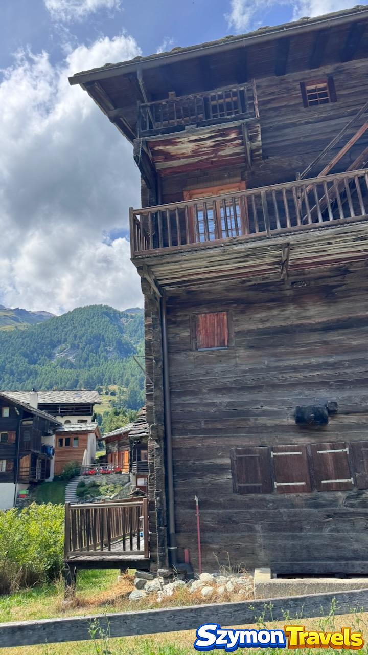 Drewniana fasada starego domu w Les Haudères