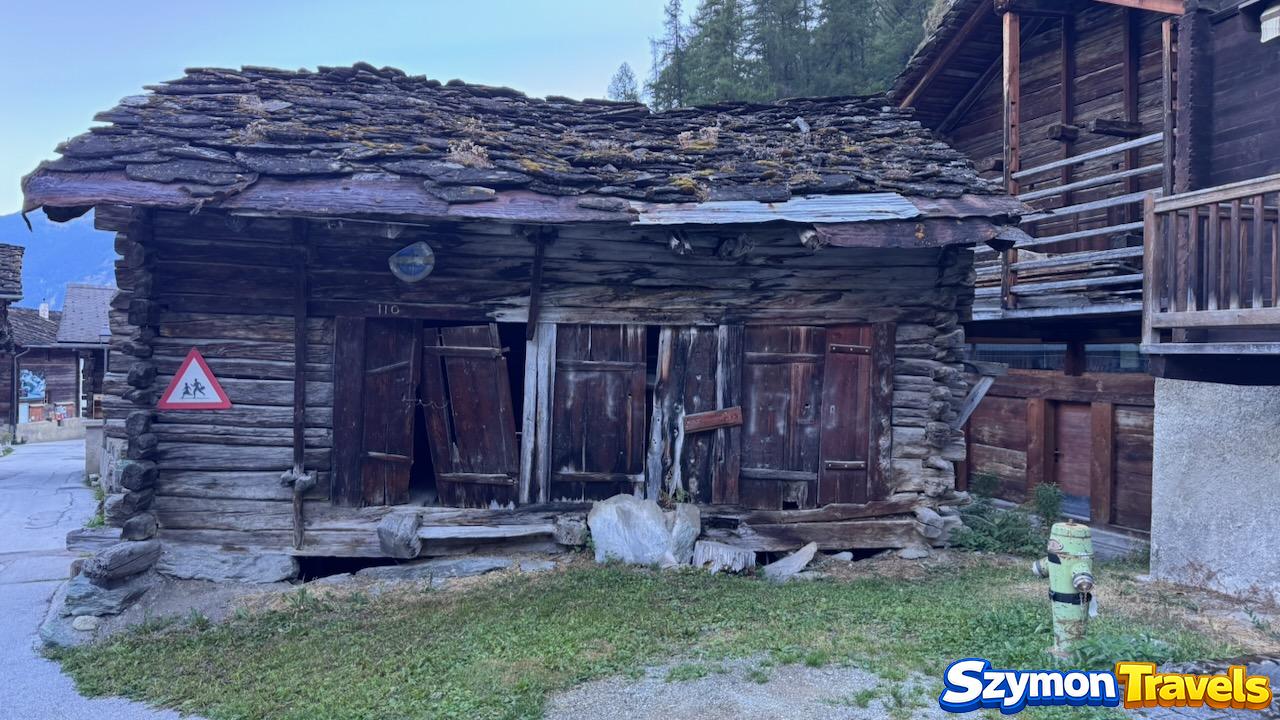 Stary drewniany budynek z kamiennym dachem w Les Haudères