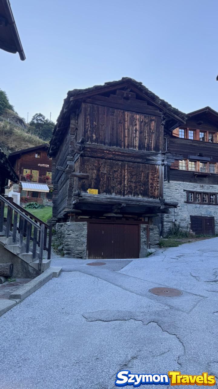 Stary spichlerz i drewniane budynki w Les Haudères