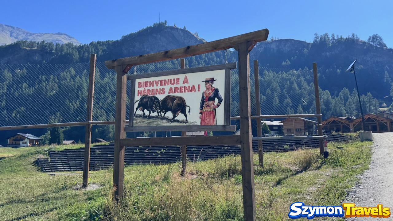Tablica Bienvenue à Hérens Arena w Les Haudères