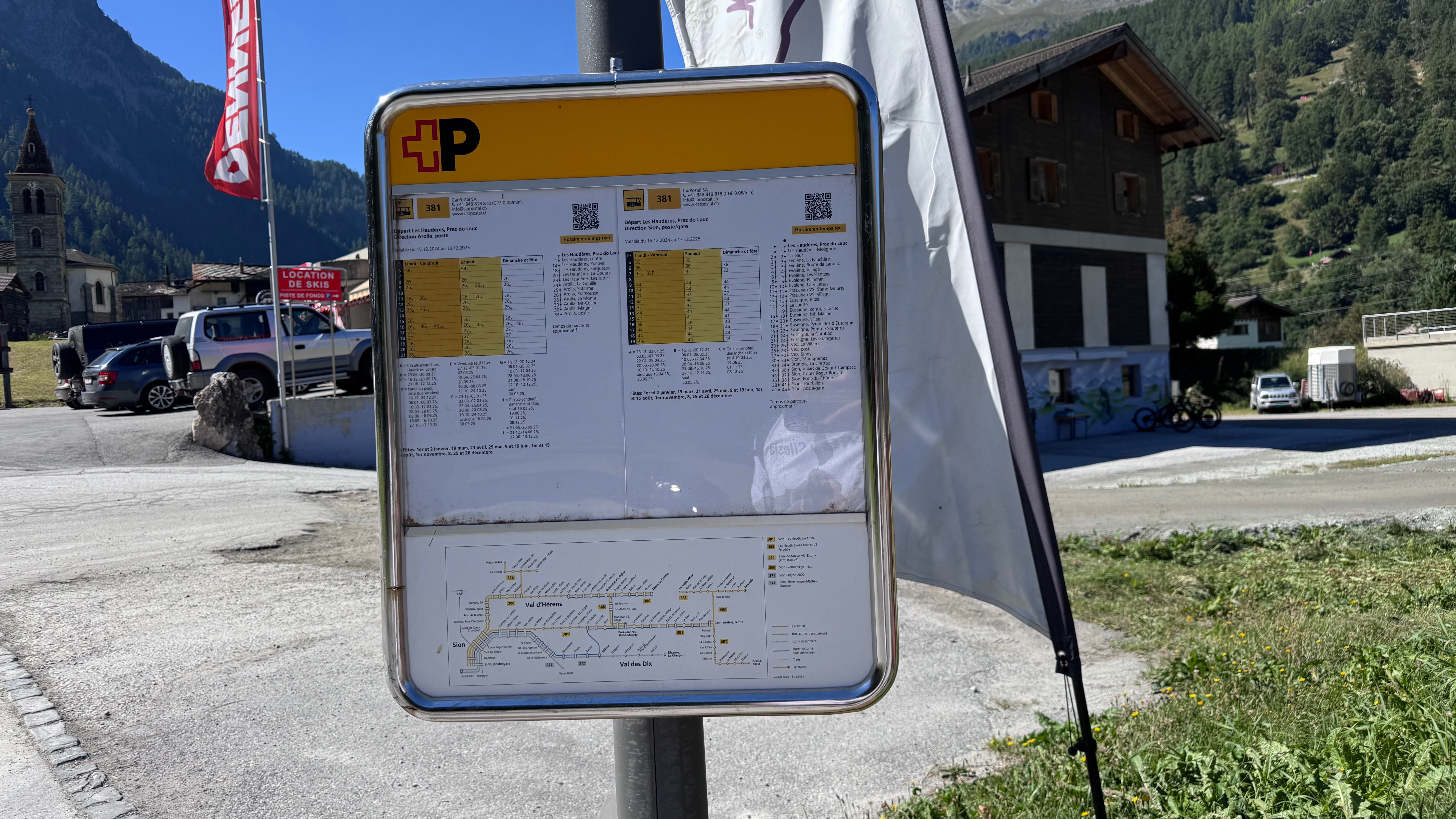 Rozkład jazdy autobusu i przystanek w Les Haudères z widokiem na wieś