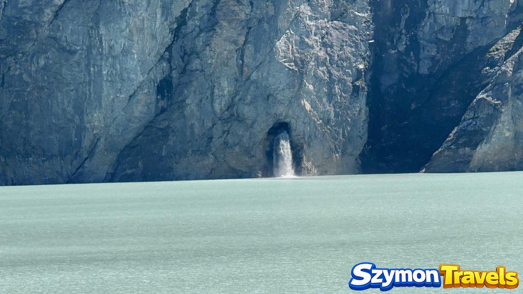 Zbliżenie na wodospad przy Lac des Dix w rejonie Grande Dixence