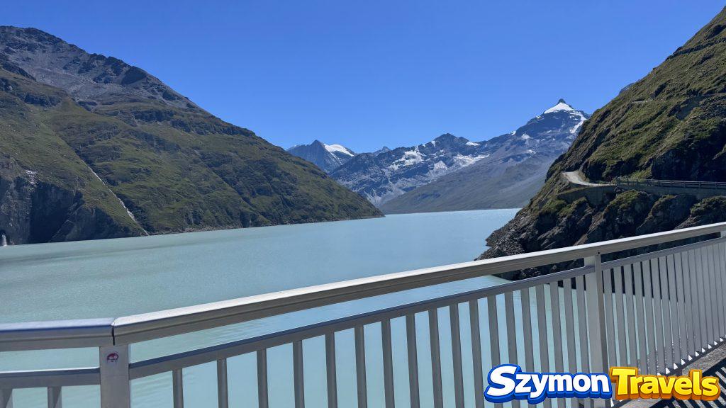 Barierka na koronie Grande Dixence i widok na Lac des Dix