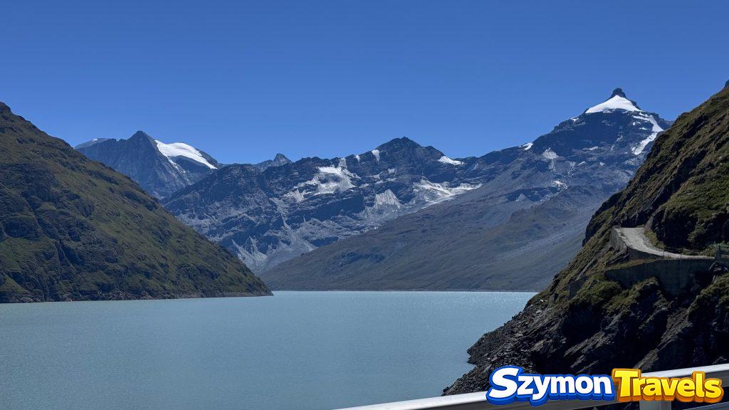 Widok na Lac des Dix i ośnieżone szczyty Alp Valais