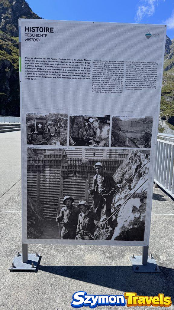 Tablica historyczna przy Grande Dixence z archiwalnymi zdjęciami budowy zapory