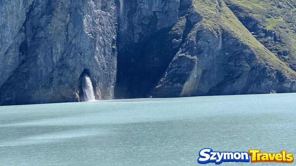 Wodospad wpadający do Lac des Dix przy Grande Dixence