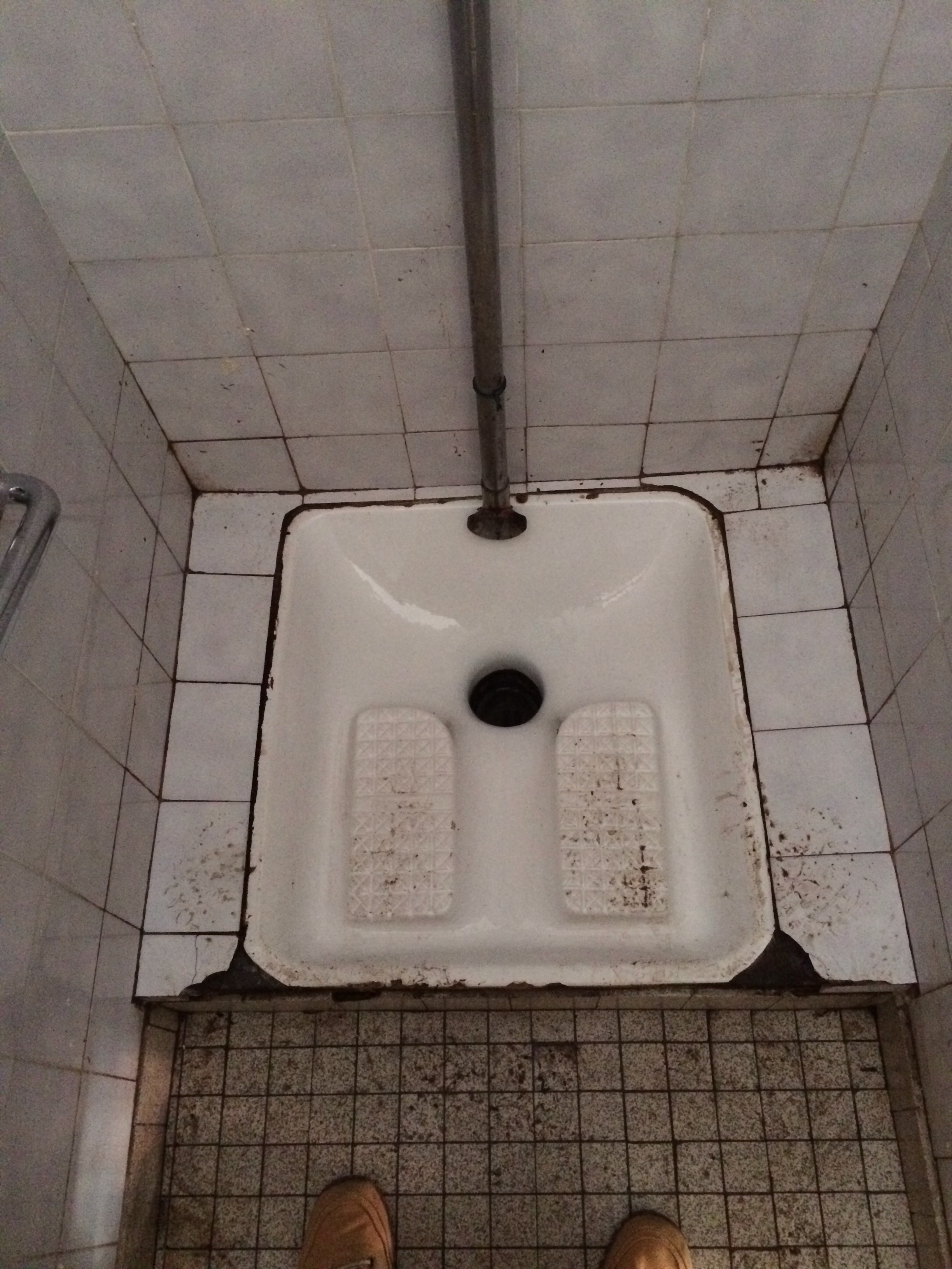 Publiczna toaleta kucana spotkana podczas wizyty na Cap Fréhel w 2015 roku