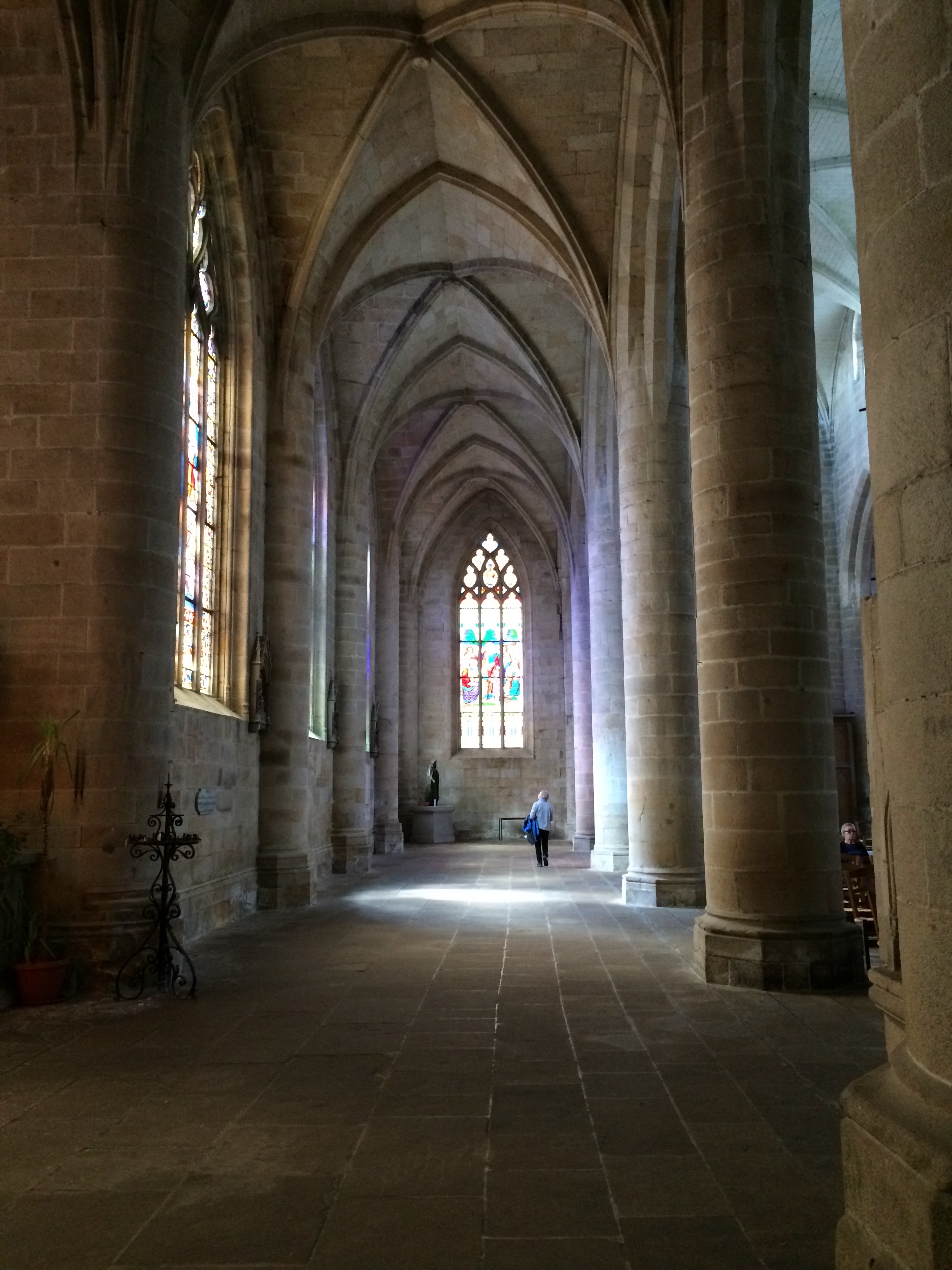 Kamienna nawa boczna i witraż w bazylice Saint-Sauveur w Dinan