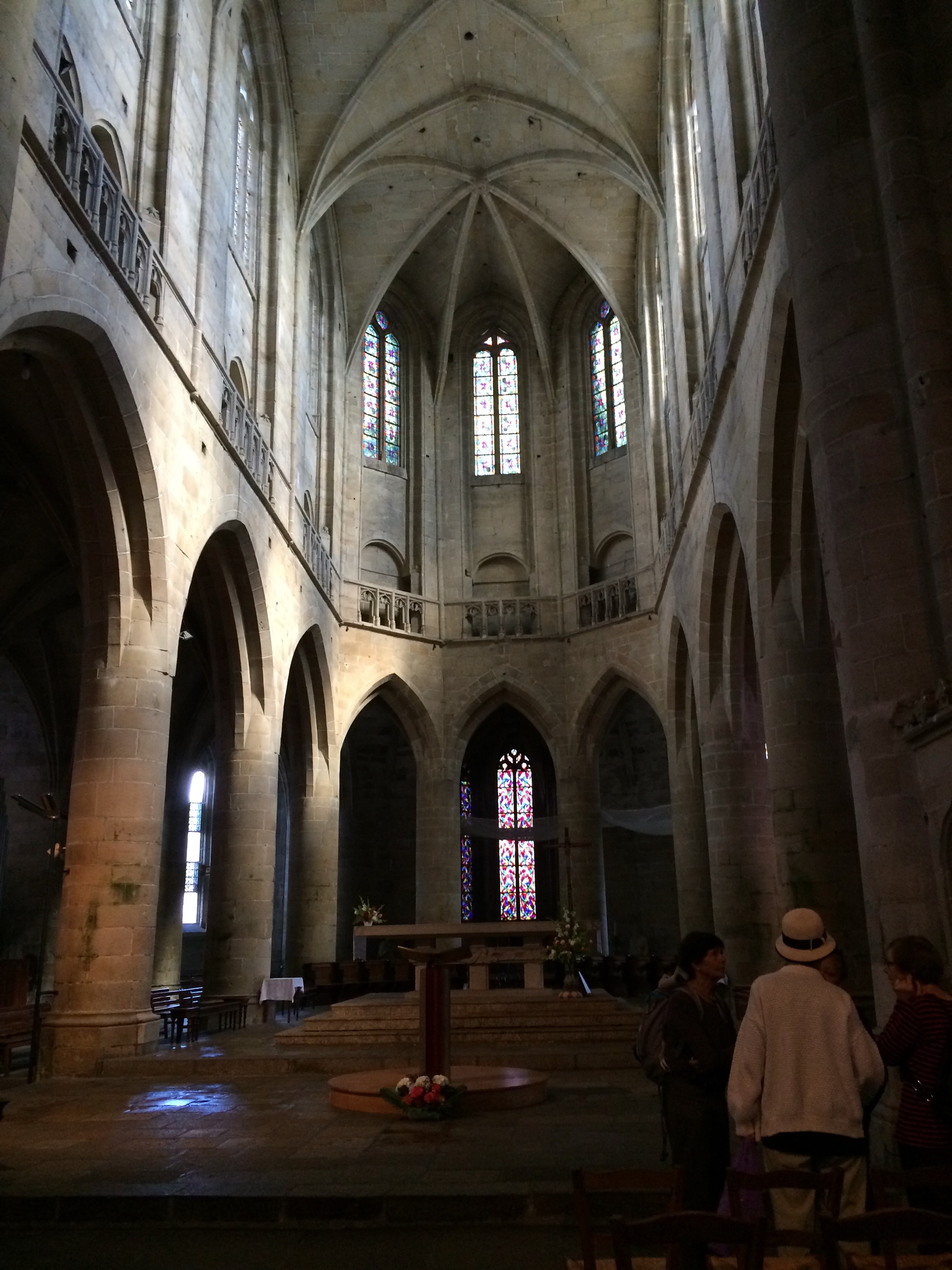 Prezbiterium bazyliki Saint-Sauveur w Dinan z wysokimi sklepieniami i witrażami