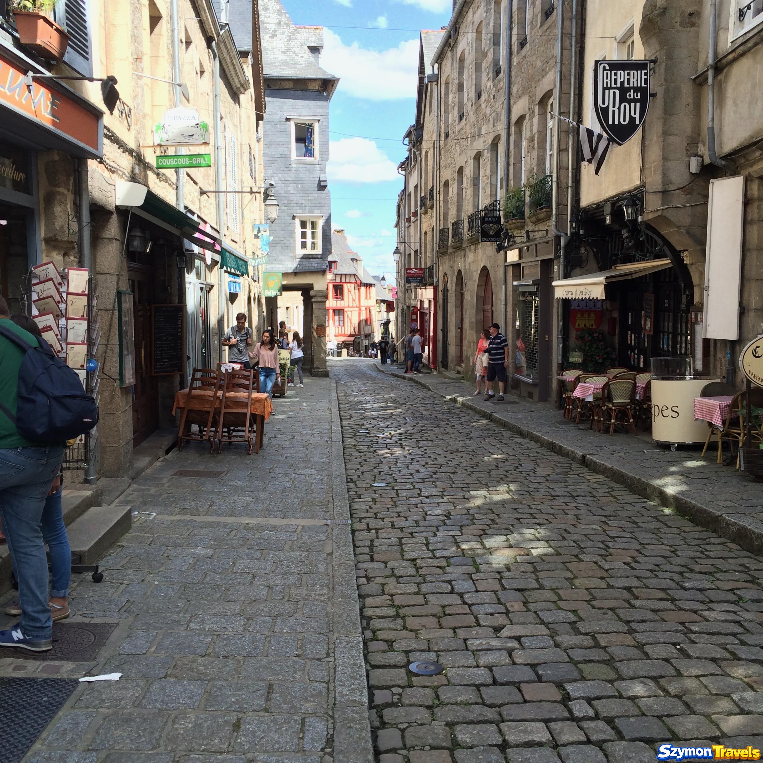 Ulica z szyldem Crêperie du Roy w historycznym centrum Dinan