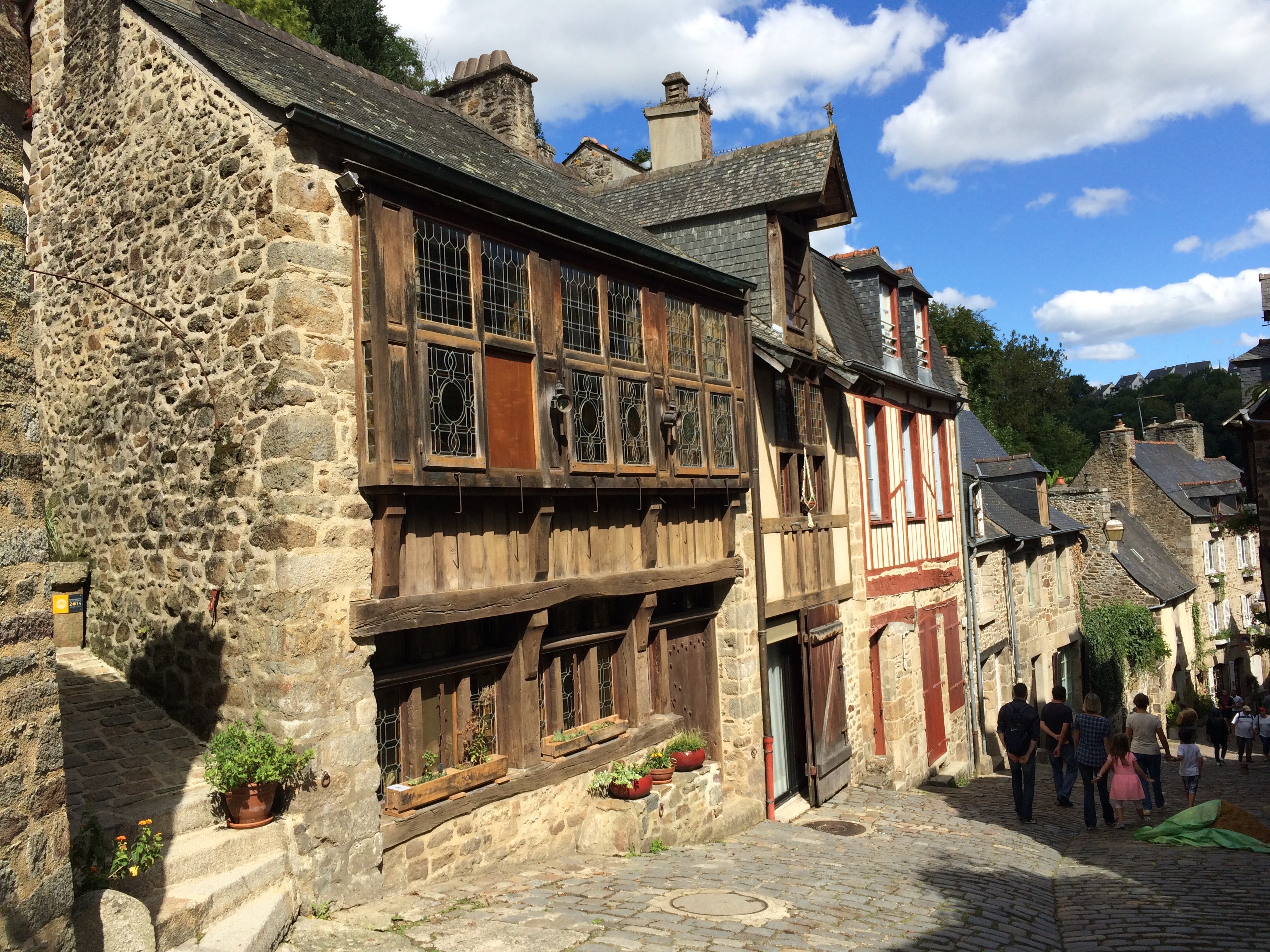 Zabytkowe domy z drewnianymi wykuszami przy stromej Rue du Jerzual w Dinan