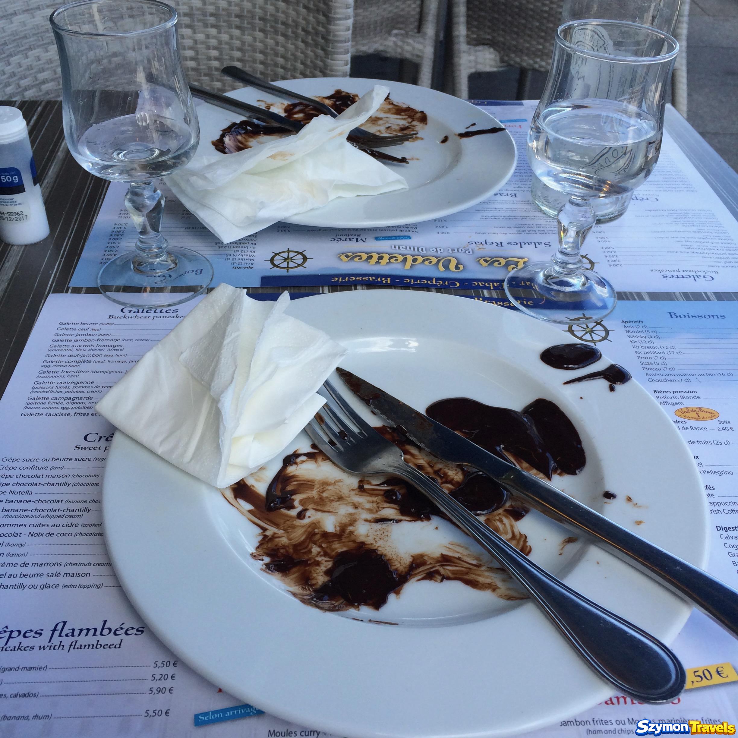 Stolik po deserze w lokalu Les Vedettes przy porcie w Dinan