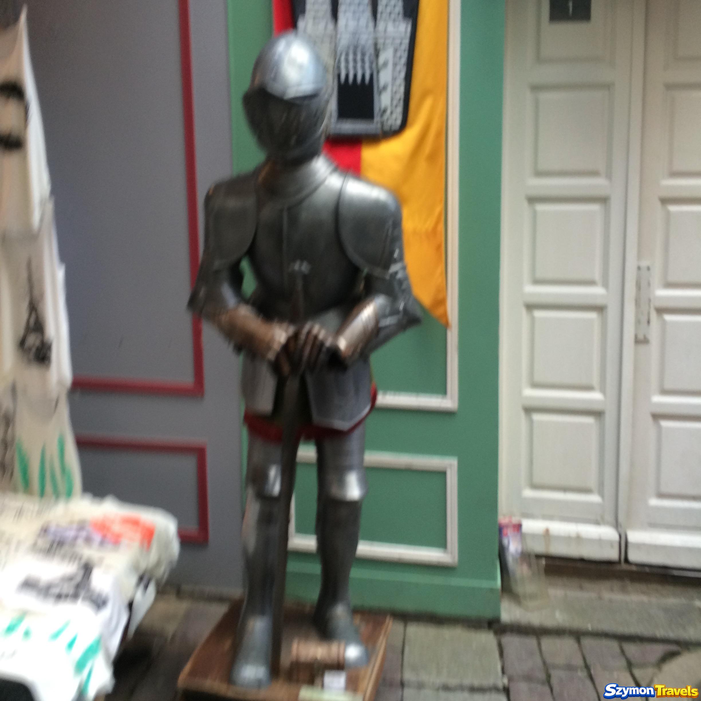 Dekoracyjna zbroja ustawiona przed sklepem w historycznym centrum Dinan