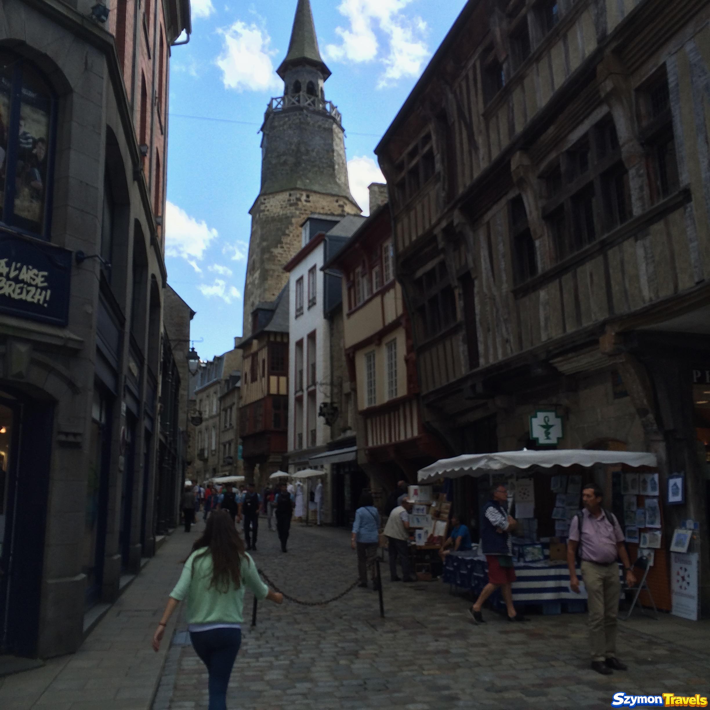 Tour de l’Horloge widoczna pomiędzy zabudową historycznego Dinan