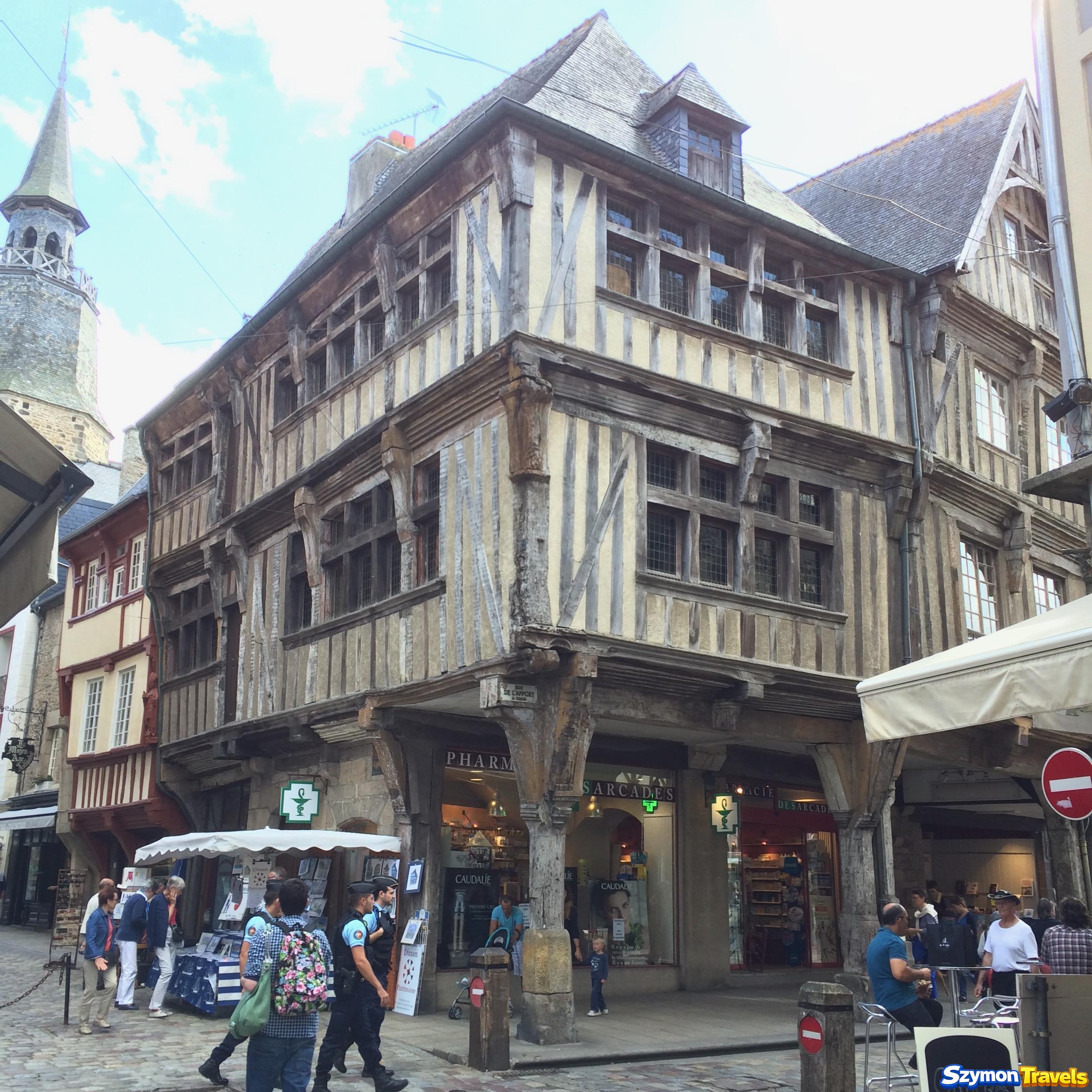 Wielopiętrowy dom szkieletowy i Tour de l’Horloge w centrum Dinan w Bretanii