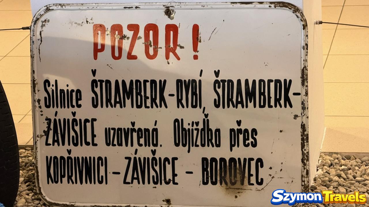 Historyczna czeska tablica drogowa w Muzeum Tatra