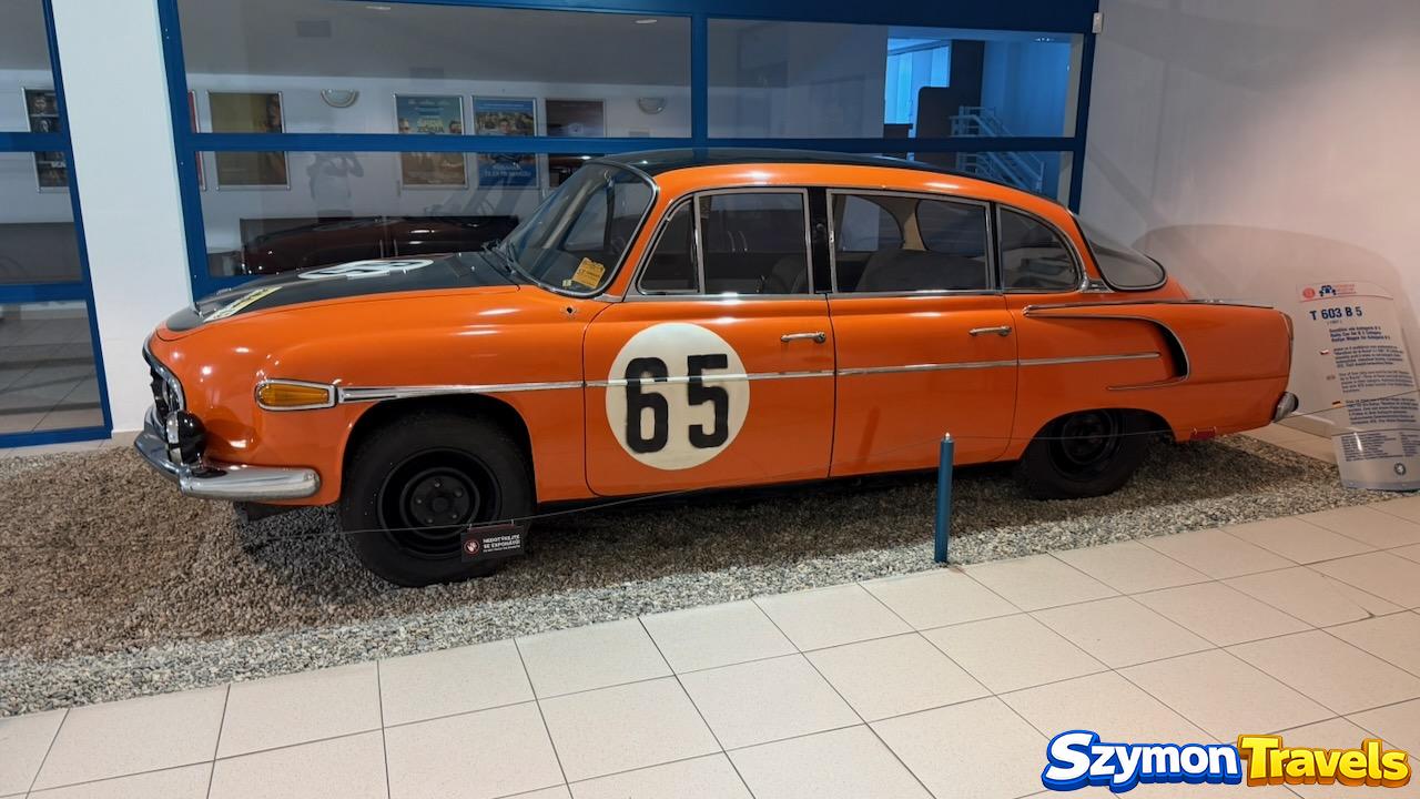 Pomarańczowa wyścigowa Tatra 603 B5 z numerem 65