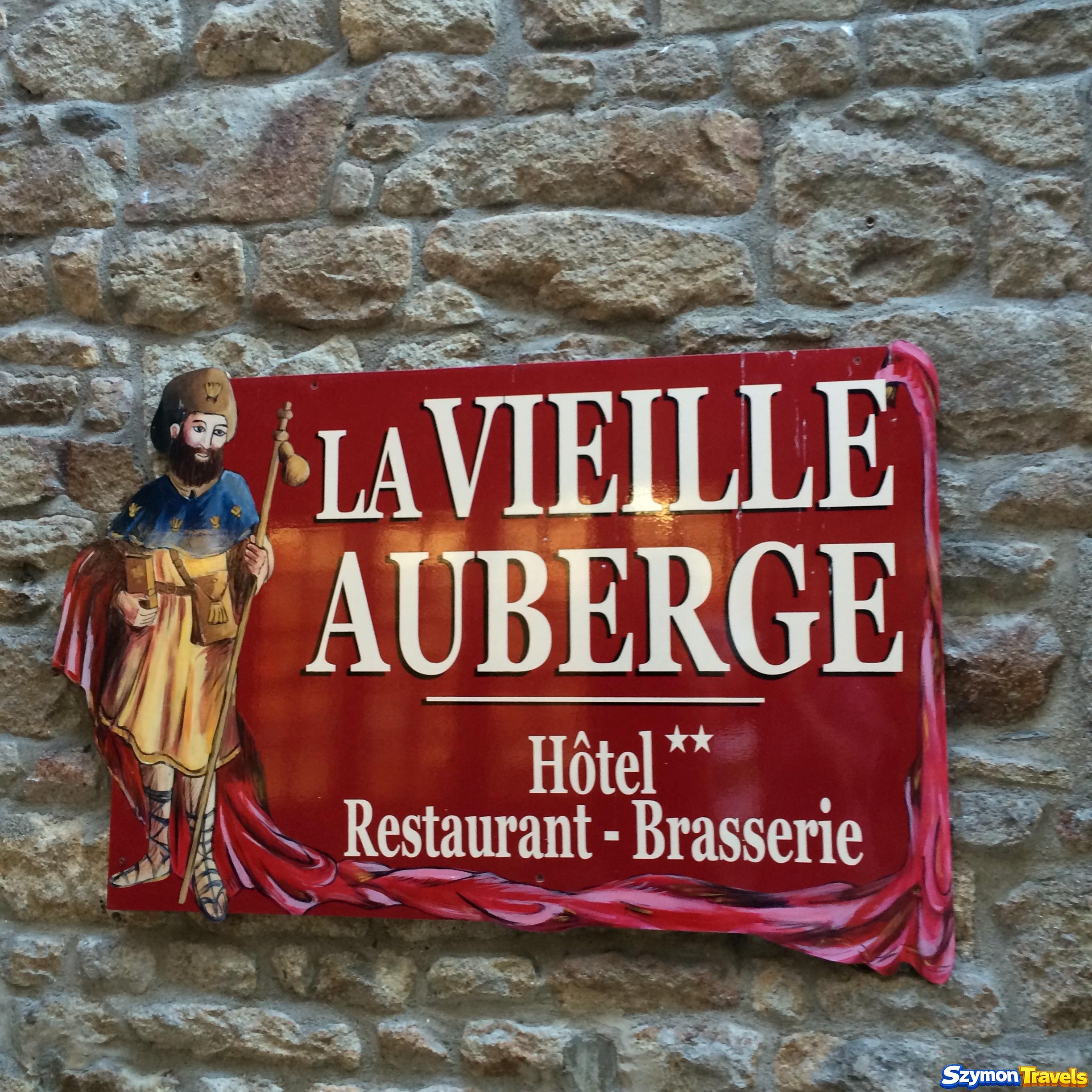 Szyld La Vieille Auberge Hotel Restaurant Brasserie na kamiennej ścianie Mont-Saint-Michel