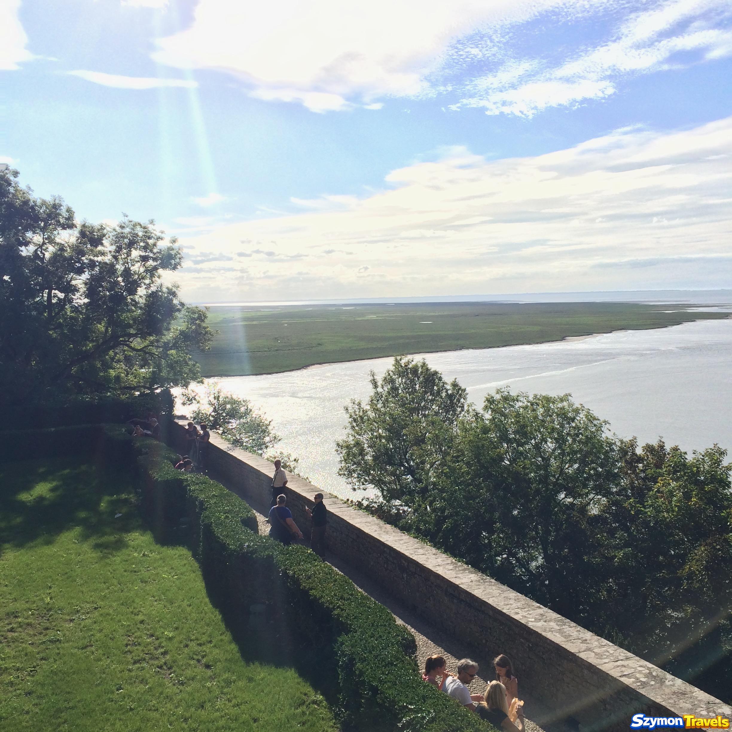 Rozległa zatoka Mont-Saint-Michel widziana z murów i ogrodów opactwa