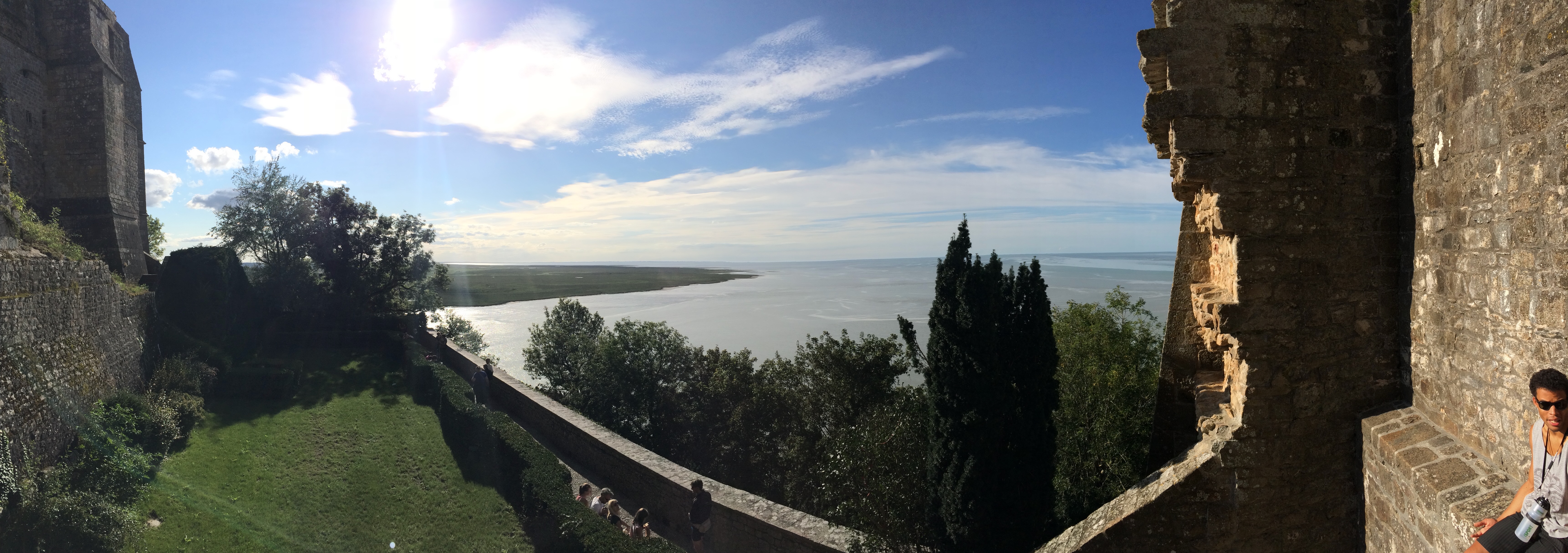 Panorama zatoki Mont-Saint-Michel widziana z wysokiej części opactwa przy słonecznej pogodzie